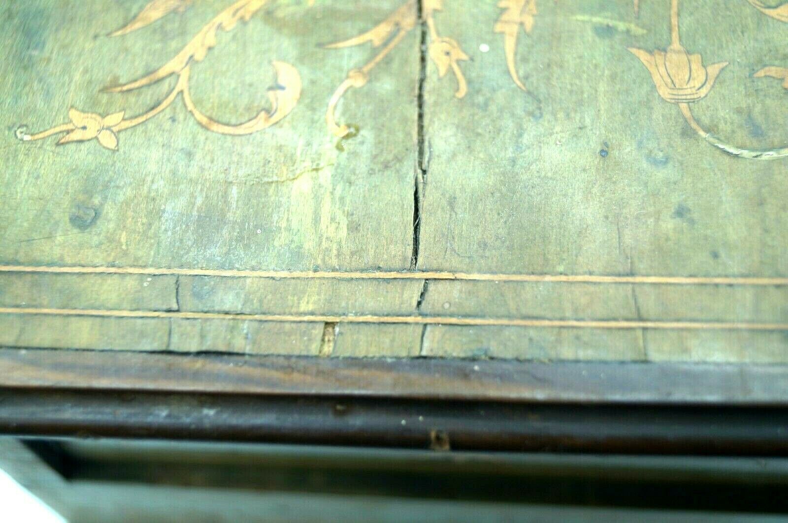 Marquetry jewellery box with foliage decoration