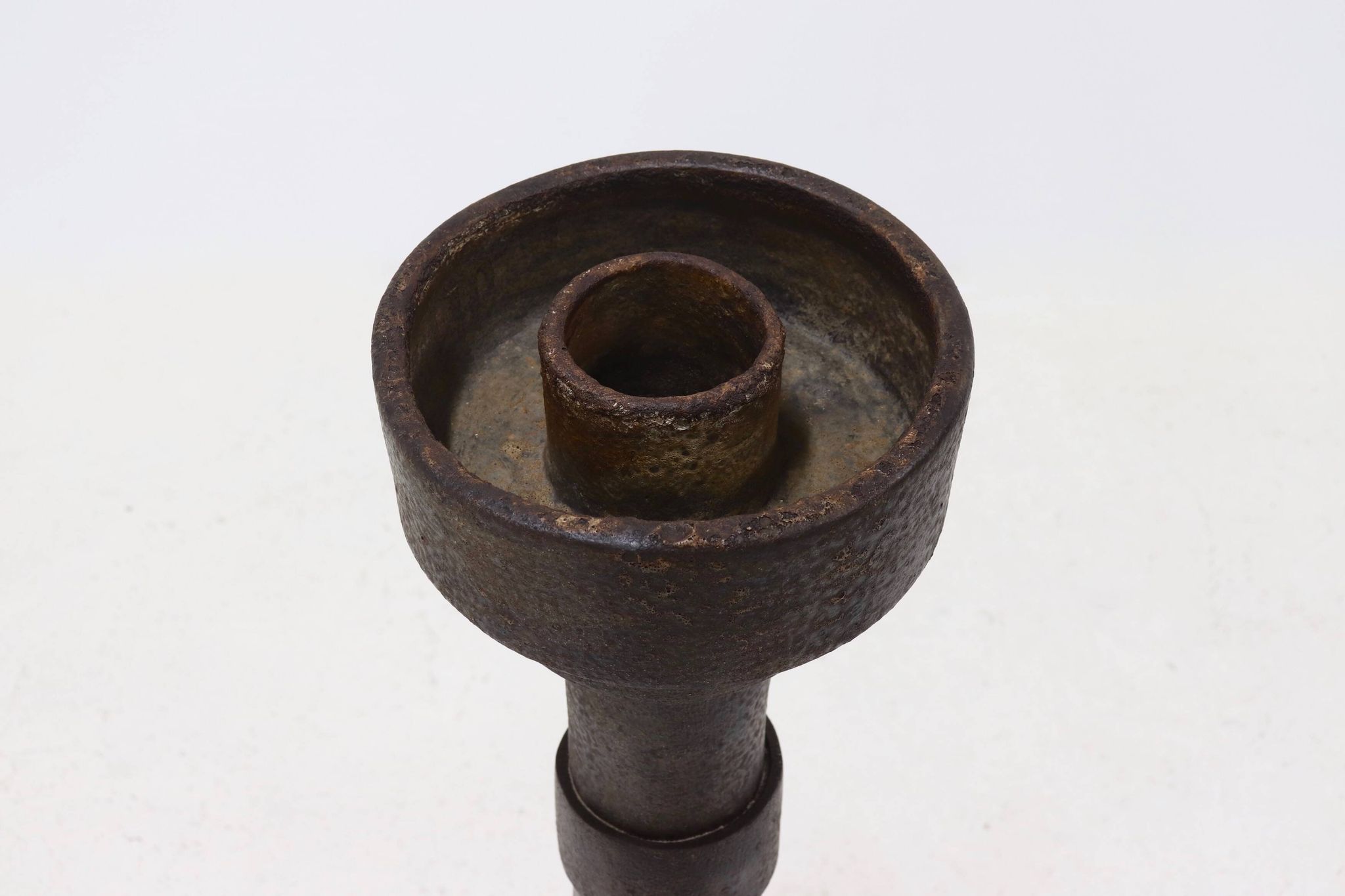 Objet cylindrique en grès brutaliste signé Studio Pottery années 1960