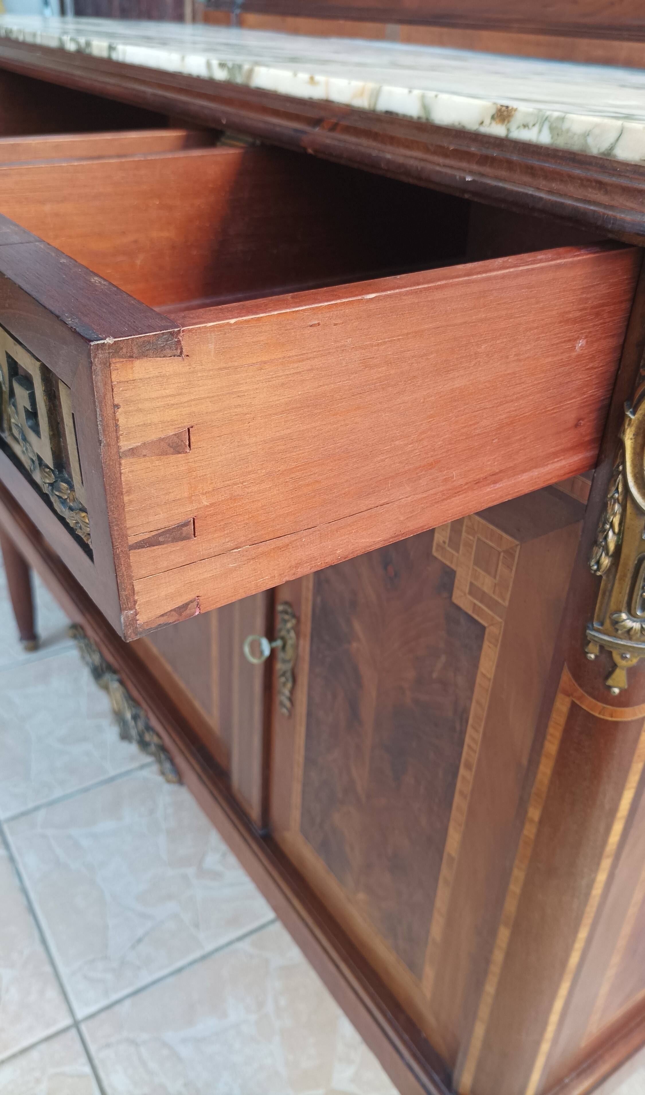 Buffet desserte Louis XVI en placage d'acajou et marqueterie de bois précie