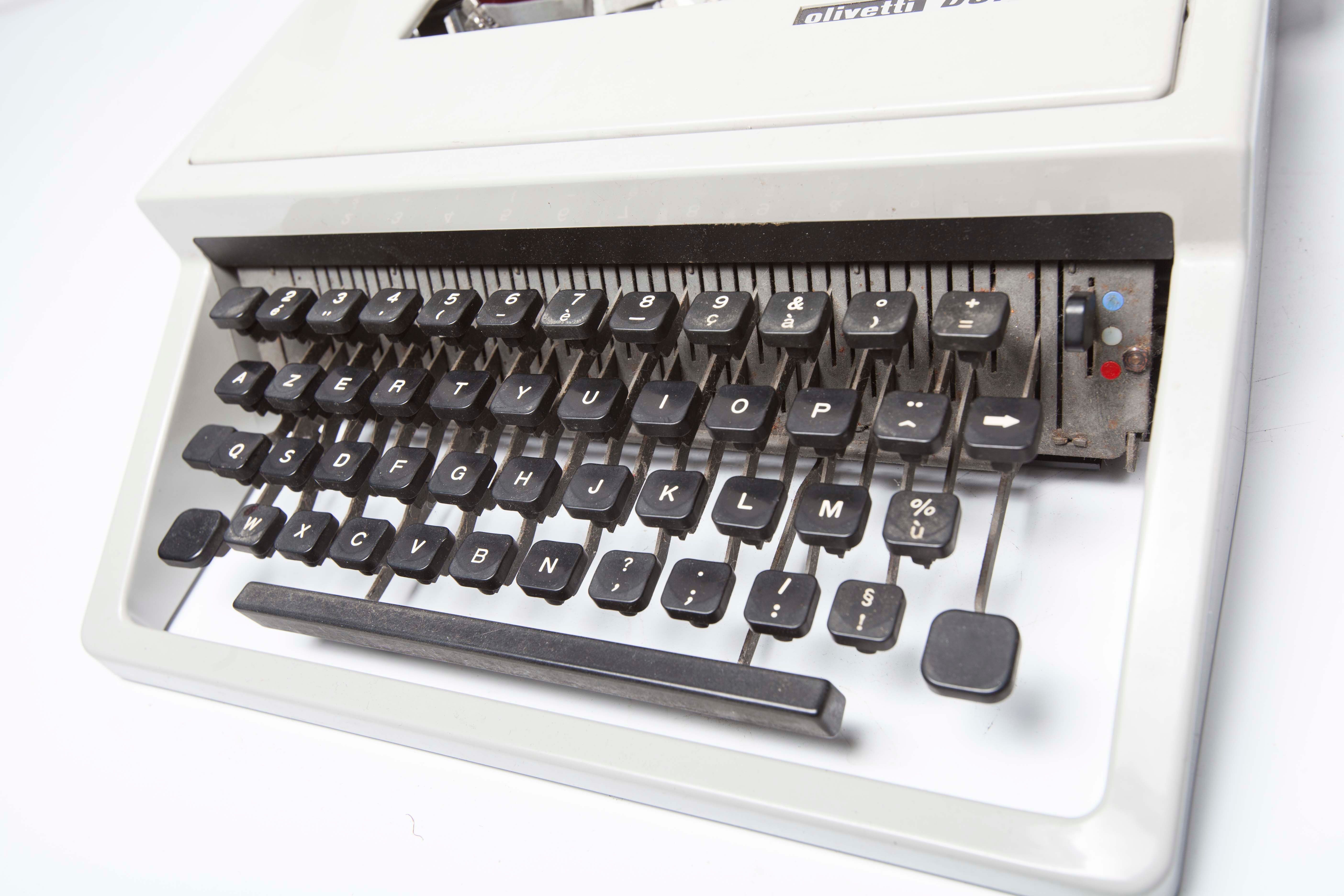 Dora typewriter by Olivetti 70