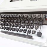 Dora typewriter by Olivetti 70