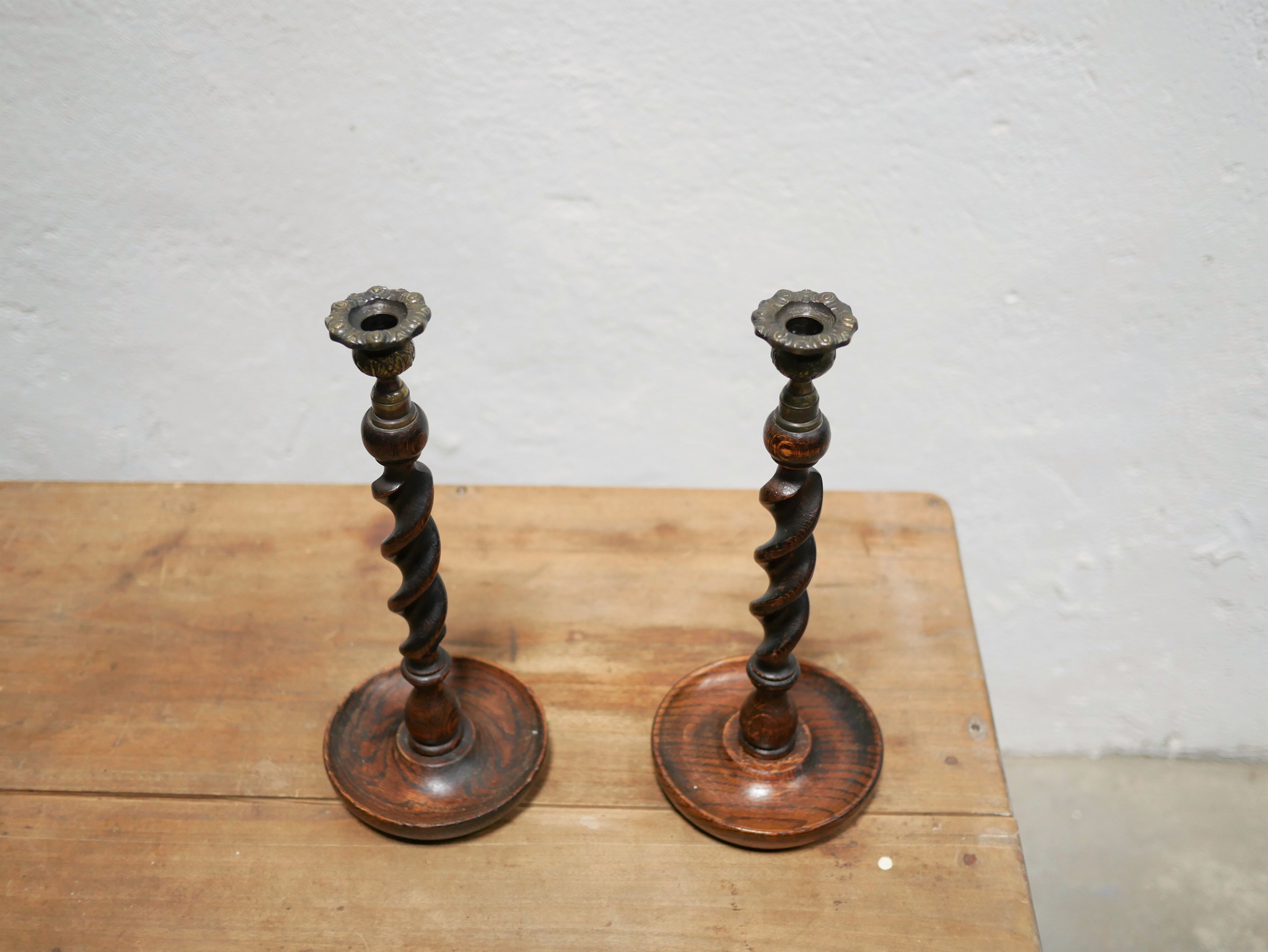 Paire de bougeoirs anciens en bois et bronze