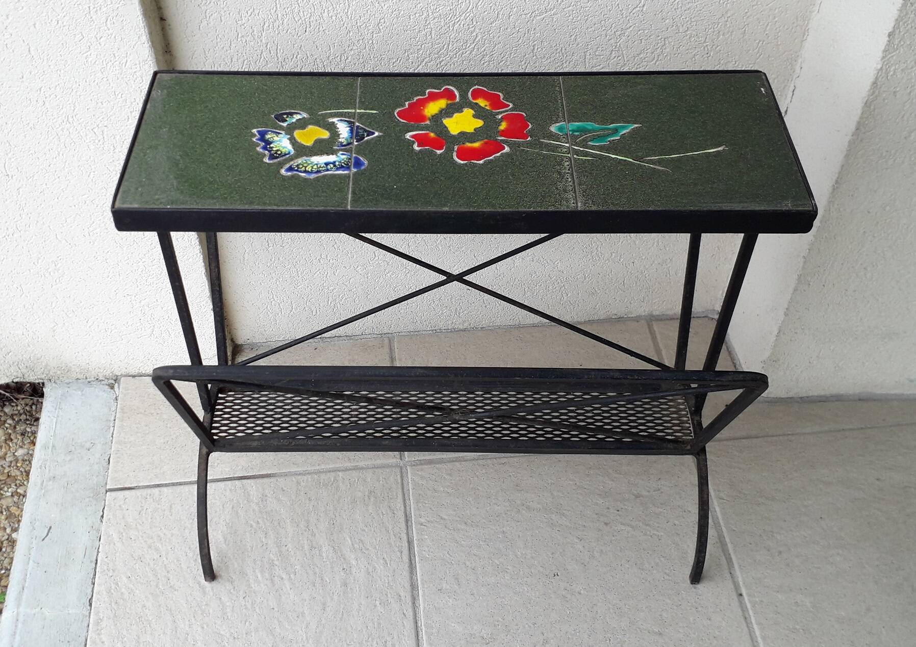 Iron side table with magazine rack