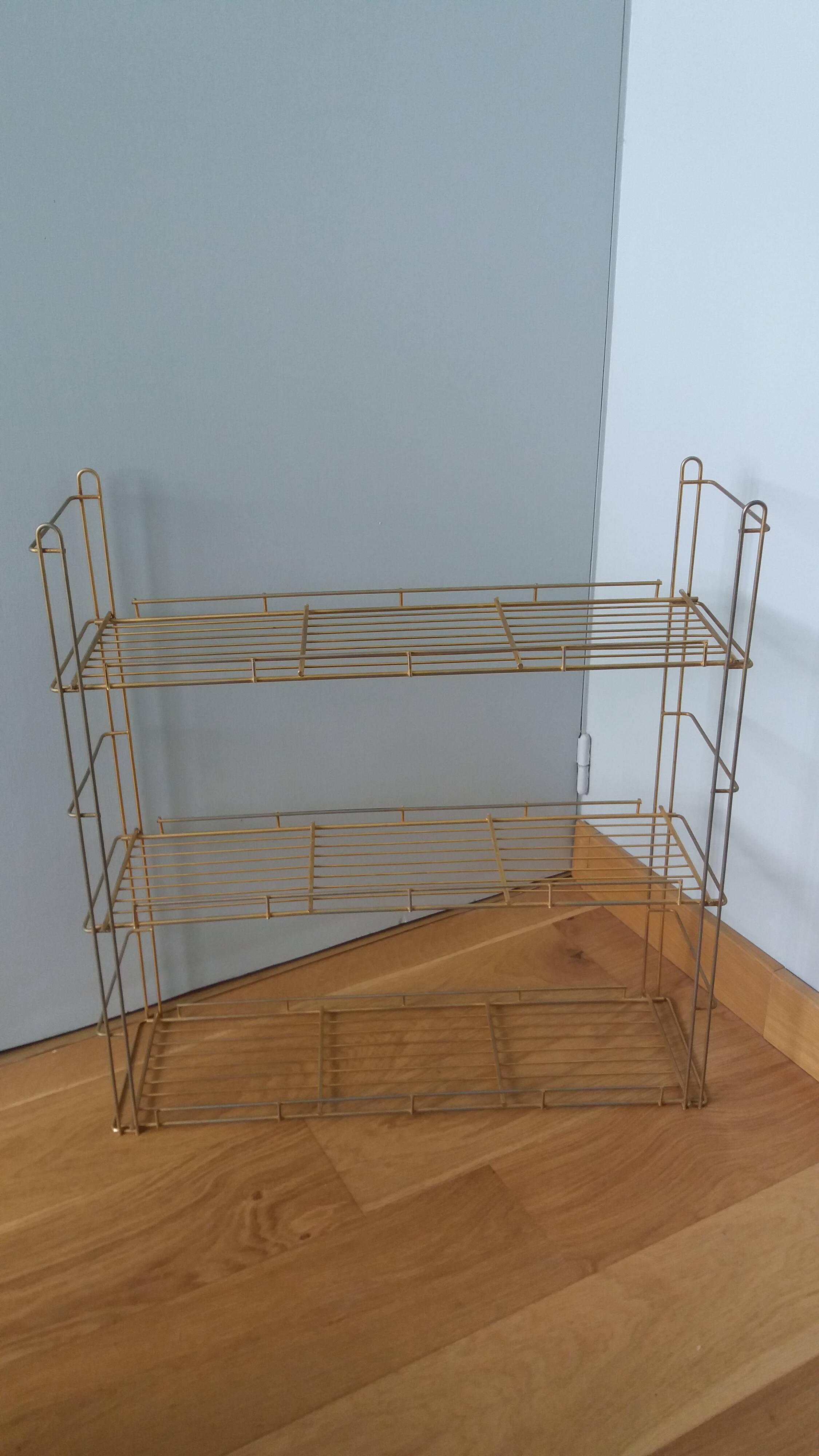String shelf in golden metal wires
