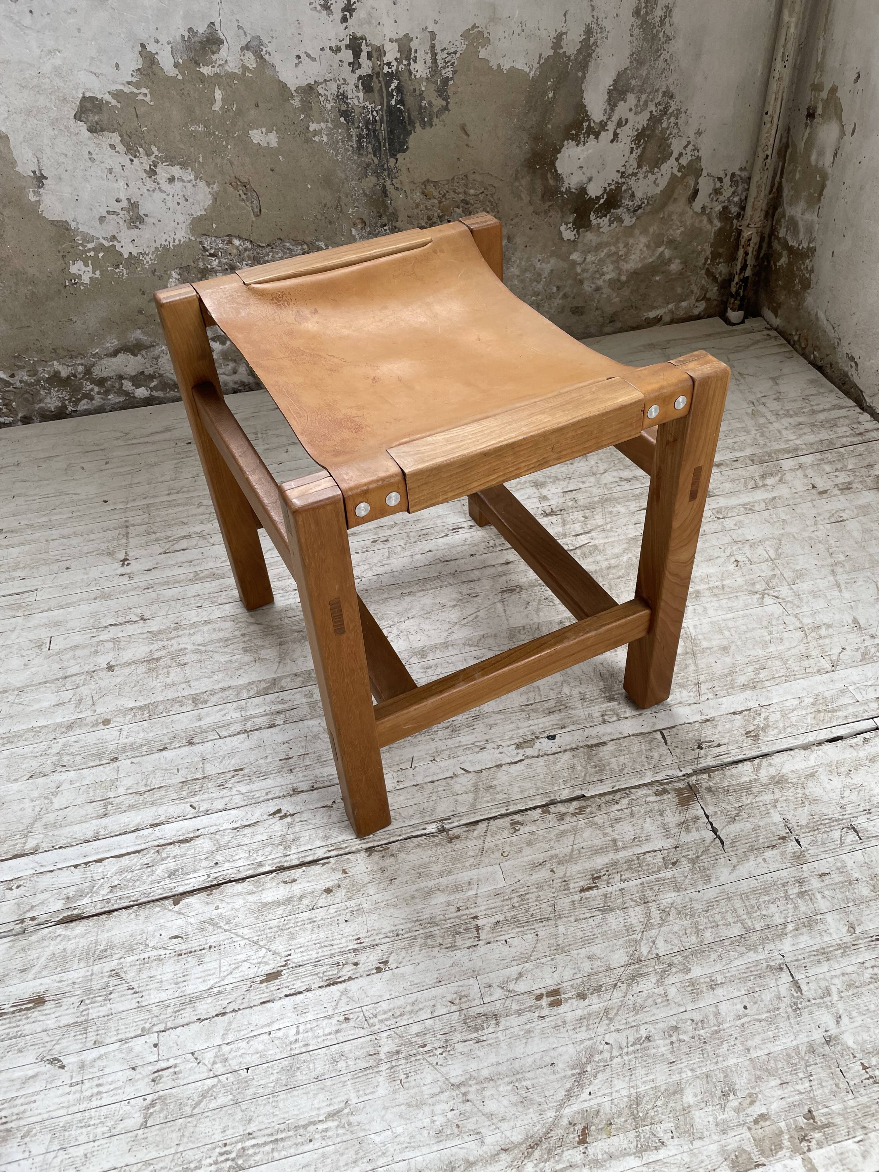 Solid elm and leather stool Maison Regain