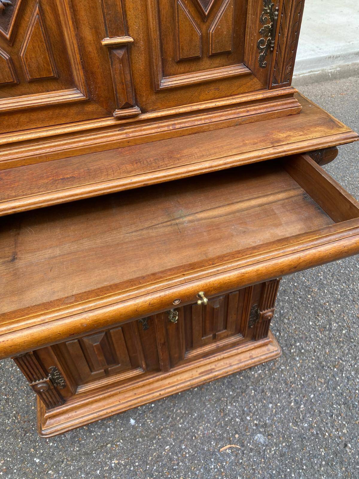Renaissance sideboard with recess, 17th century, in carved walnut, 177cm