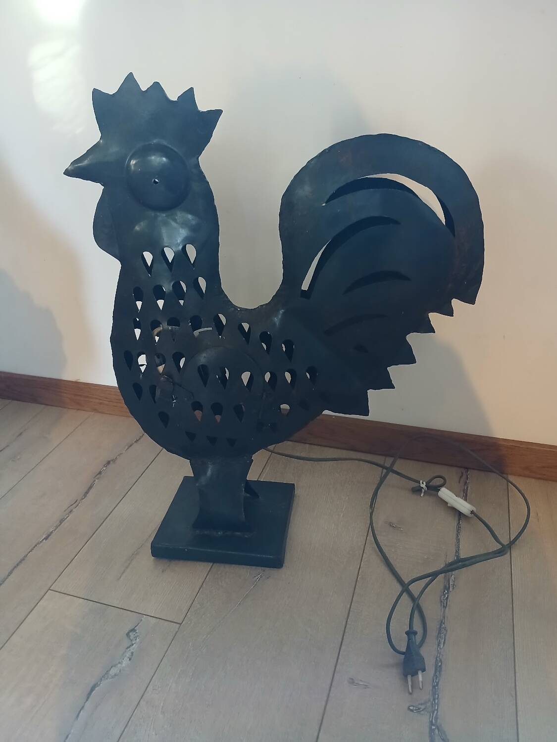 Wrought iron table lamp/rooster