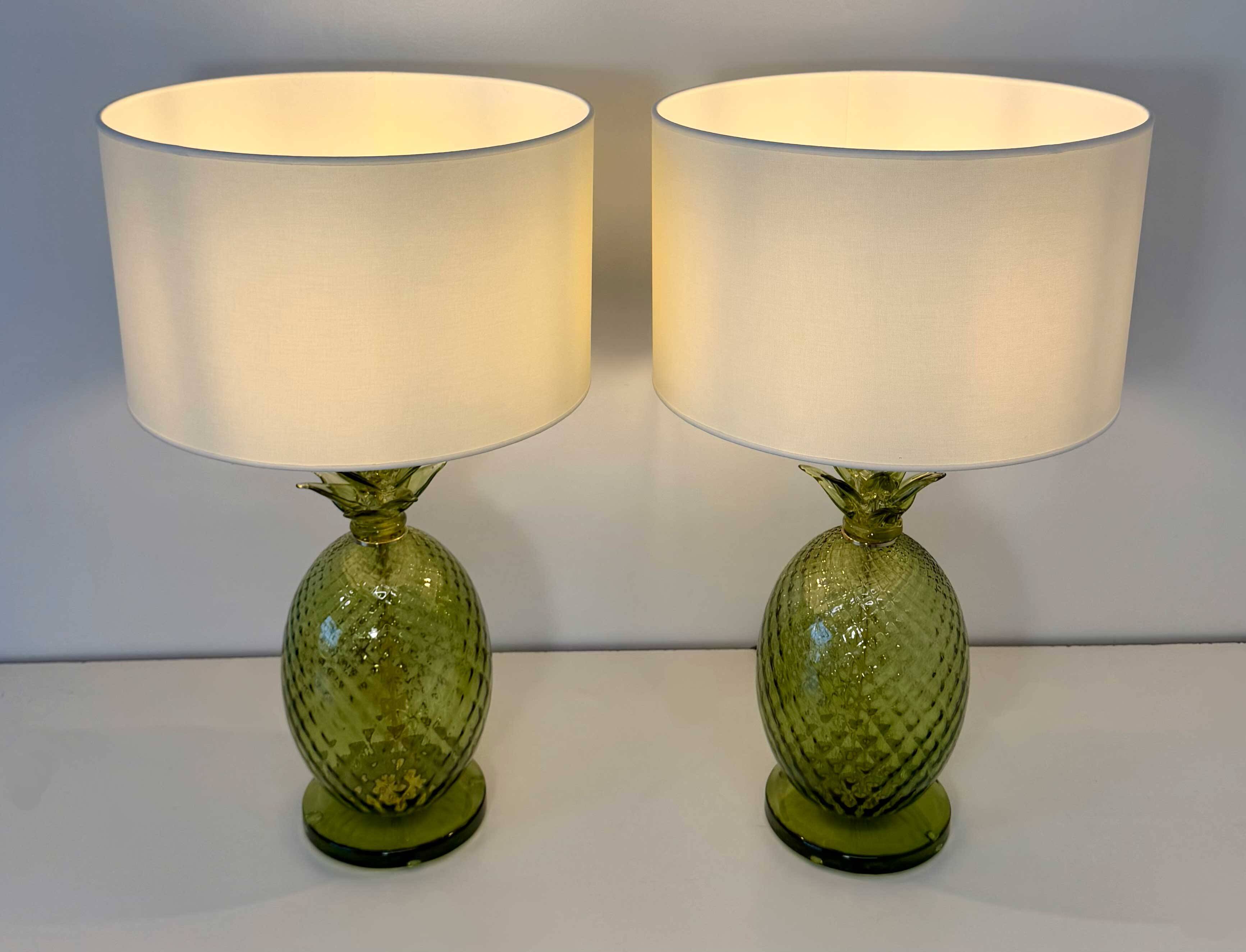 Paire de lampes en verre de Murano en forme d'ananas Art Déco italien avec abat-jours.