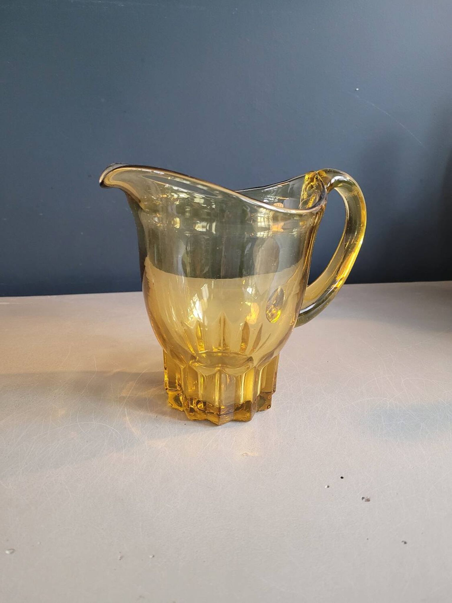 Pichet vintage en verre teinté jaune
