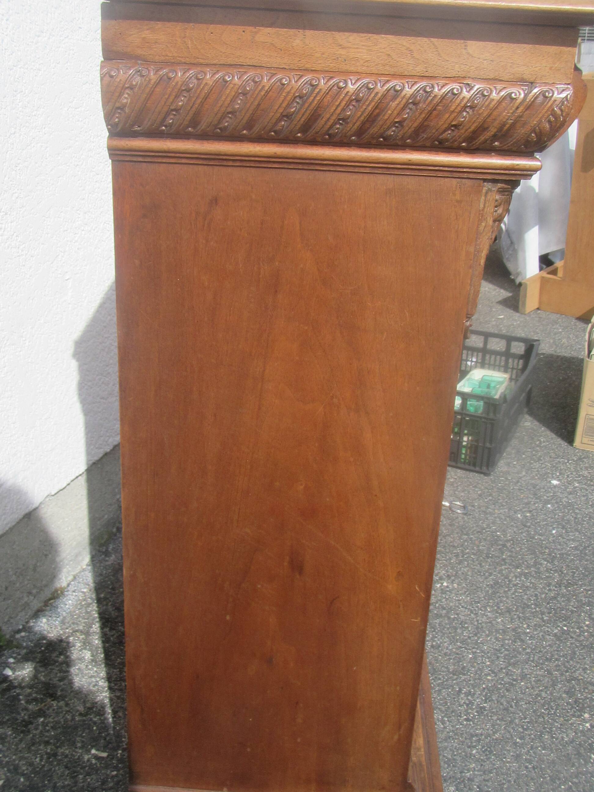 Confiturier en noyer sculpté