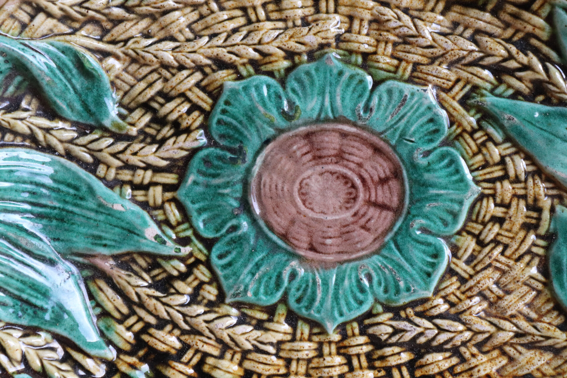 Plat mural en barbotine à décor végétal