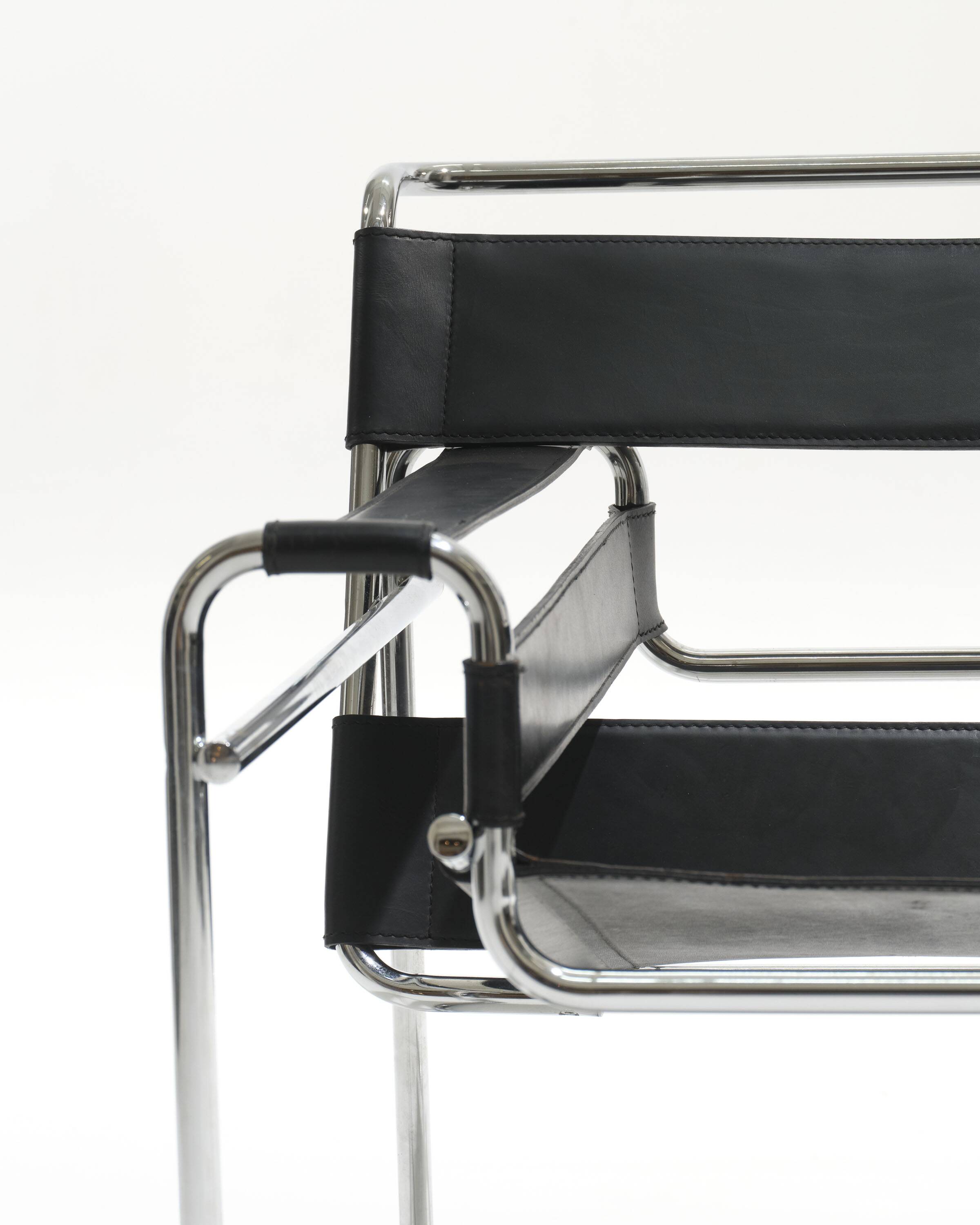 Wassily armchair in black leather, marcel breuer, 2000s