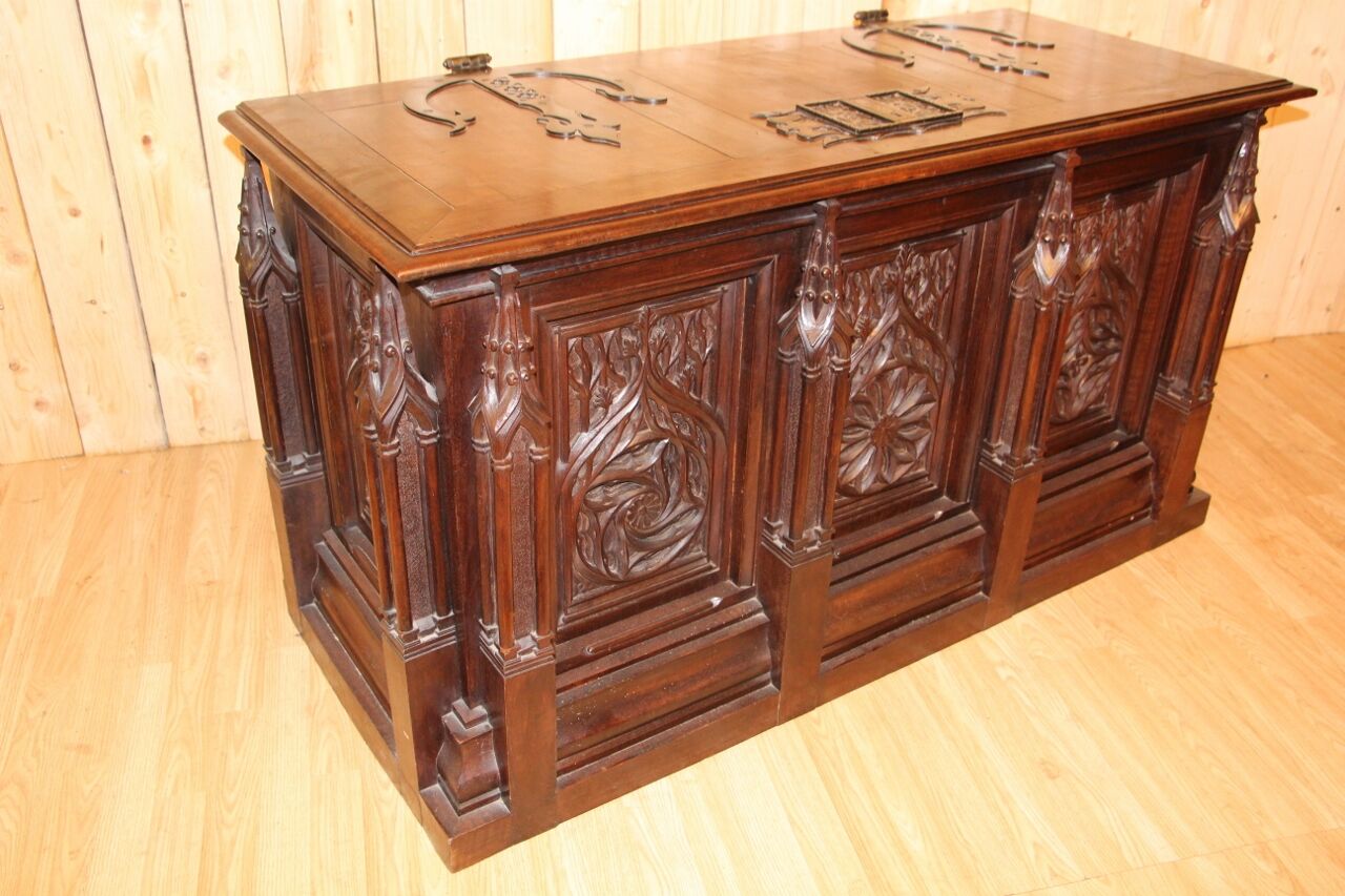 Neo-Gothic chest XIXth