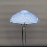 Lampe en fer forgé et abat-jour en verre bleu aux clématites, France, Art Déco, circa 1920