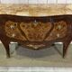 Commode de style Louis XV en bois de rose, chêne et dessus marbre