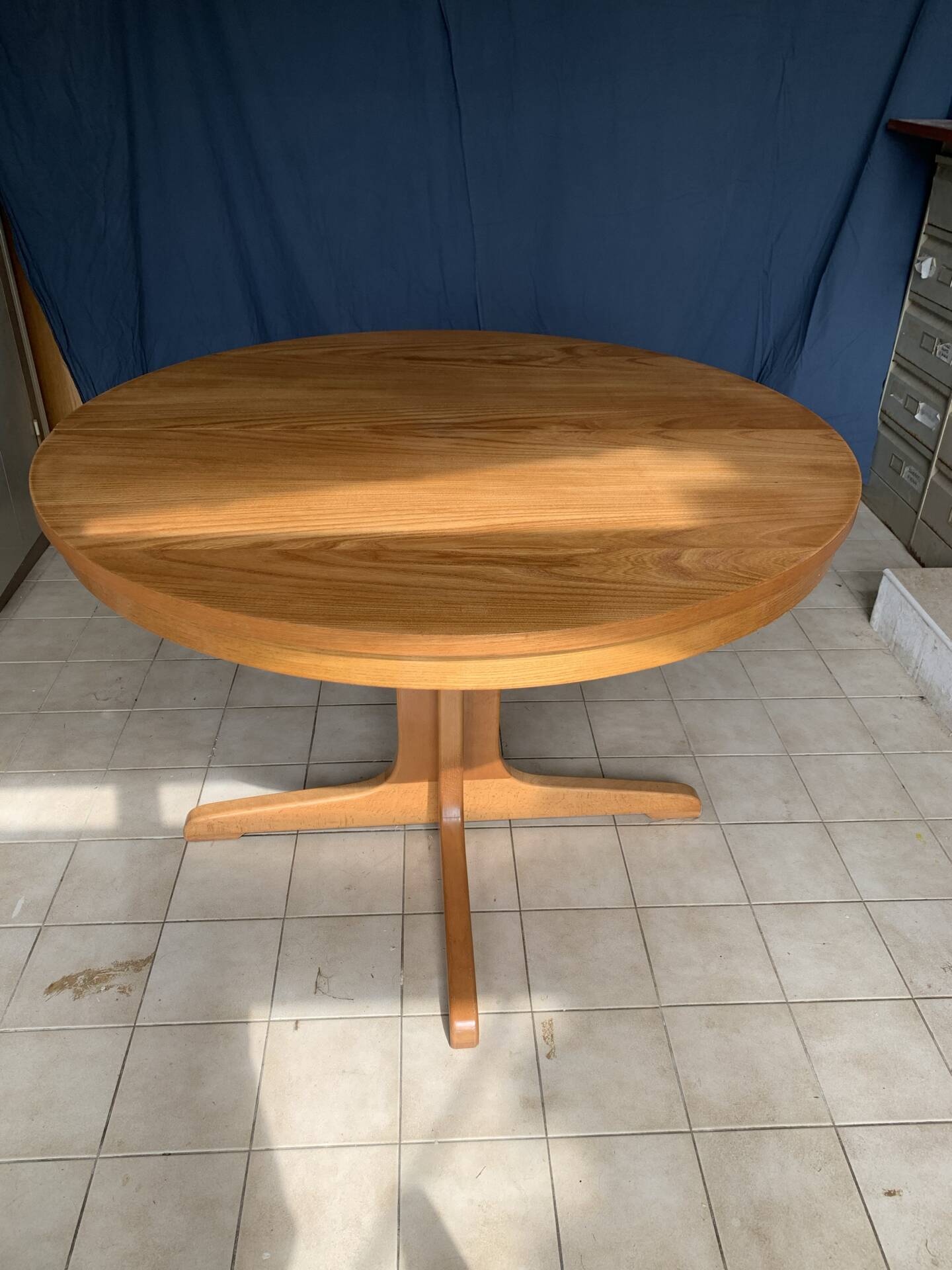 Table ronde en bois avec piétement style Baumann