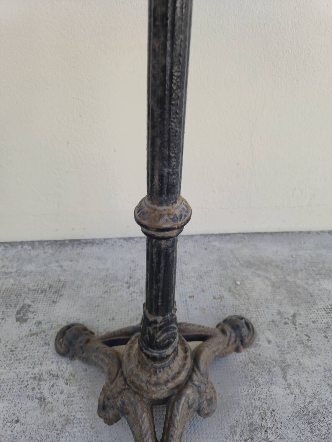 Pedestal table for restaurant bistro with lion paws and marble