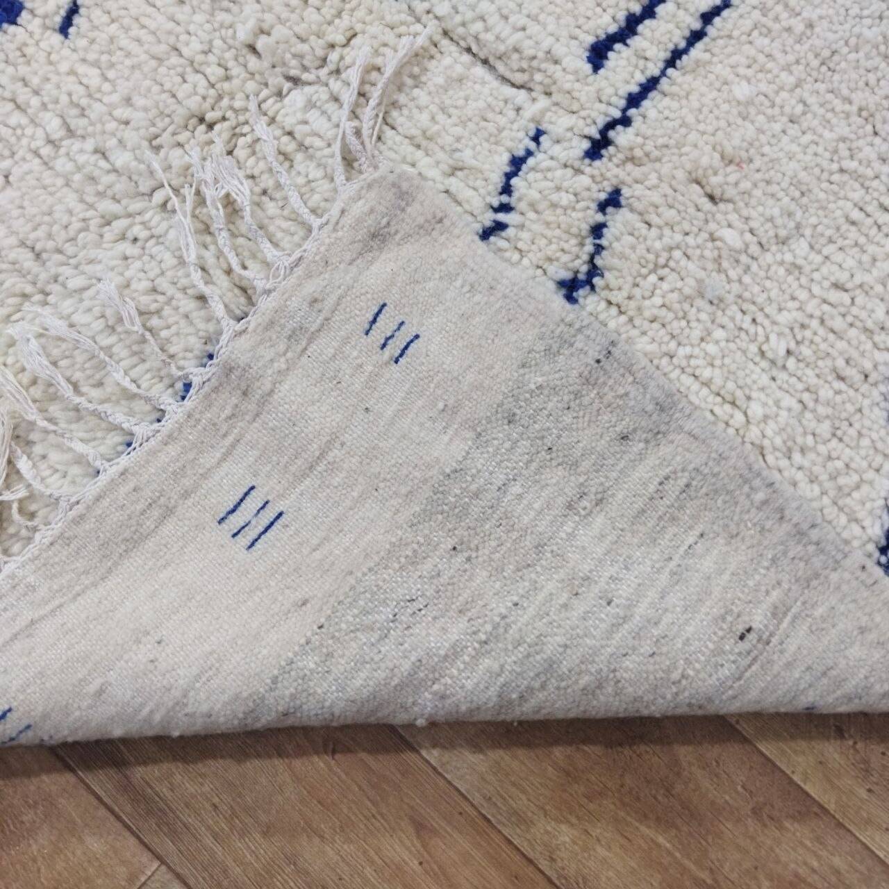 Moroccan Berber rug in cream and blue wool – 250 x 150 cm