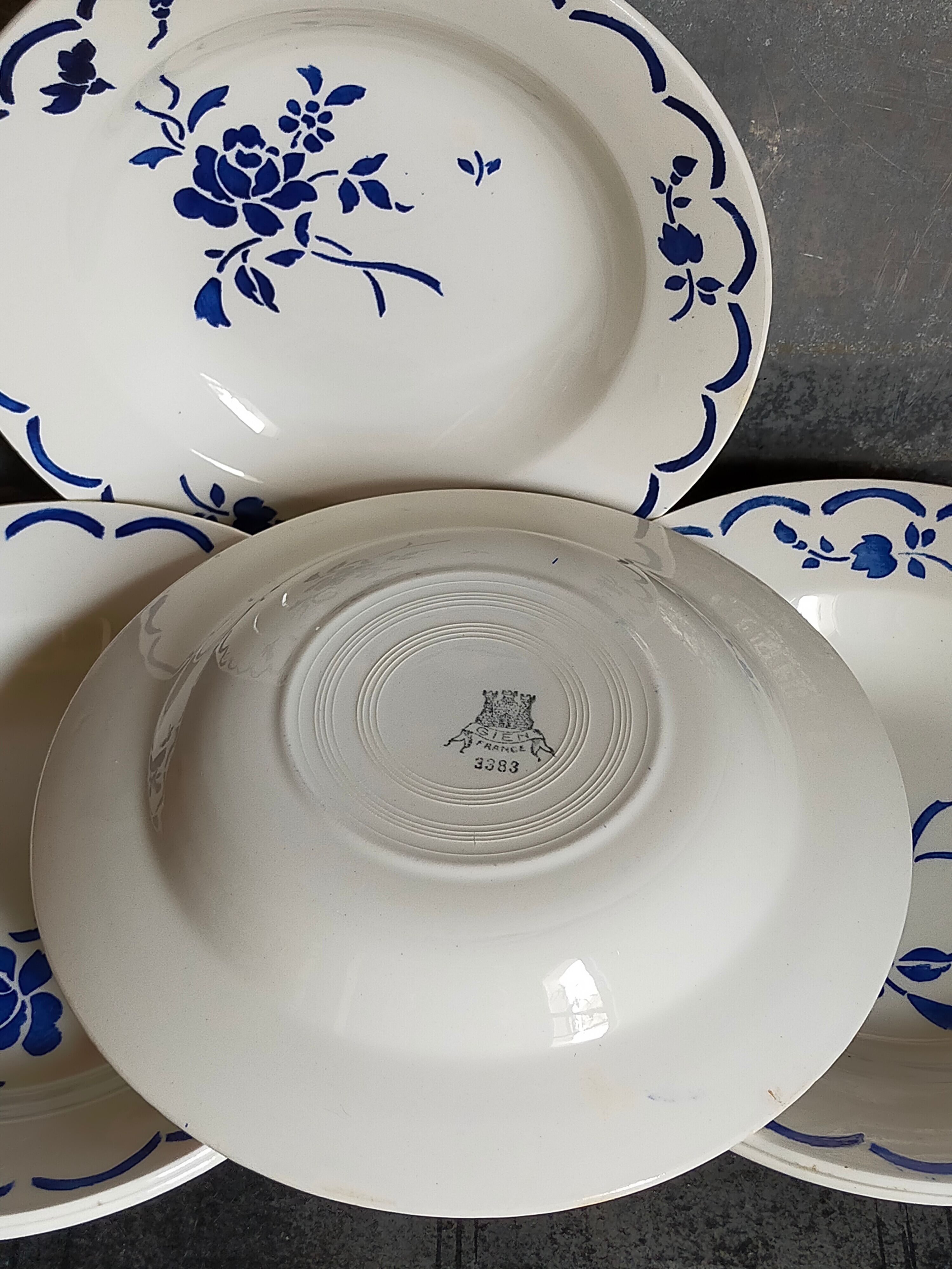 Six "grandma" plates of gien with blue flowers