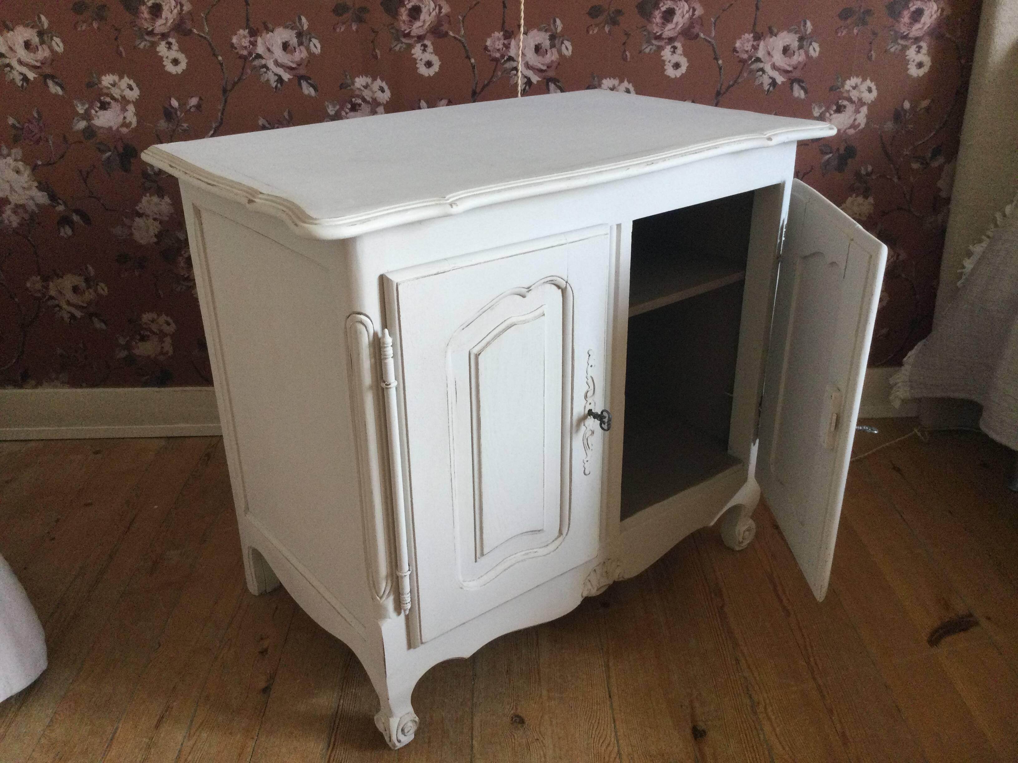 Small low cabinet with 2 doors