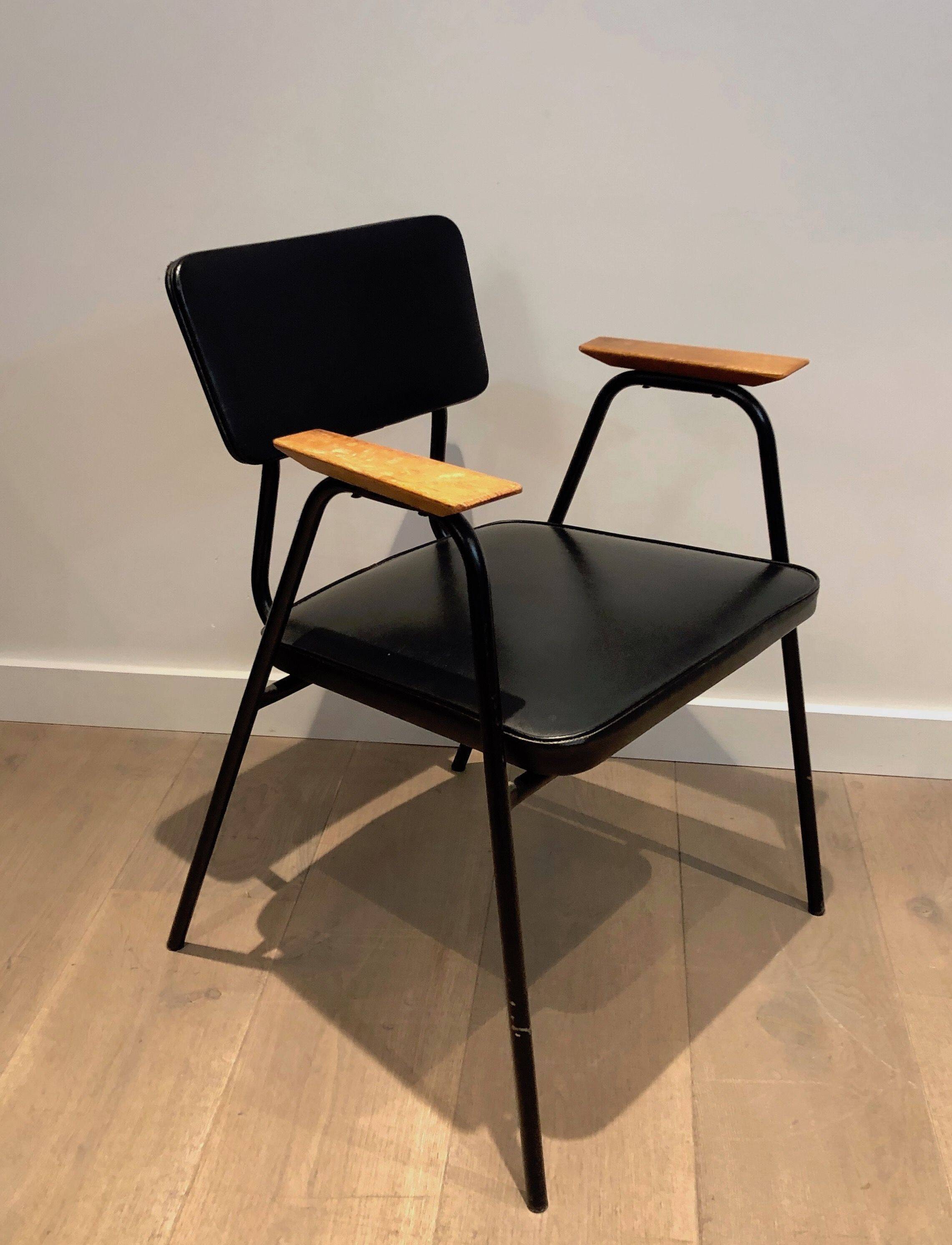Paire de fauteuils laqués noirs modèle "M" de Pierre Guariche, vers 1950