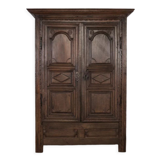 Armoire française en chêne foncé du 18ème siècle