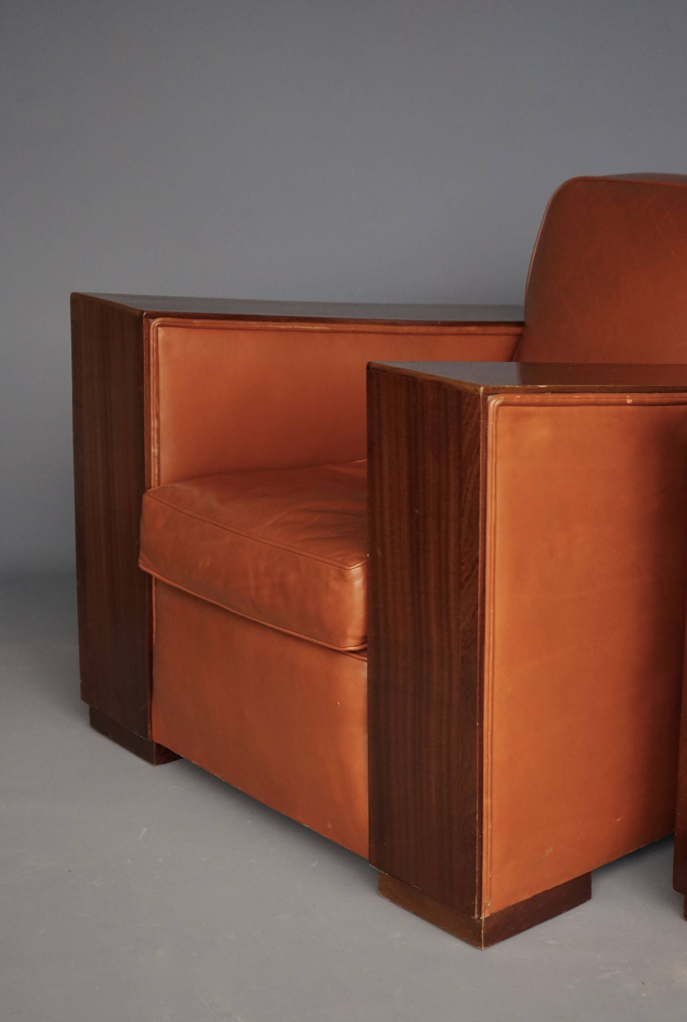 Paire de fauteuils en cuir Art Déco. Années 1940.