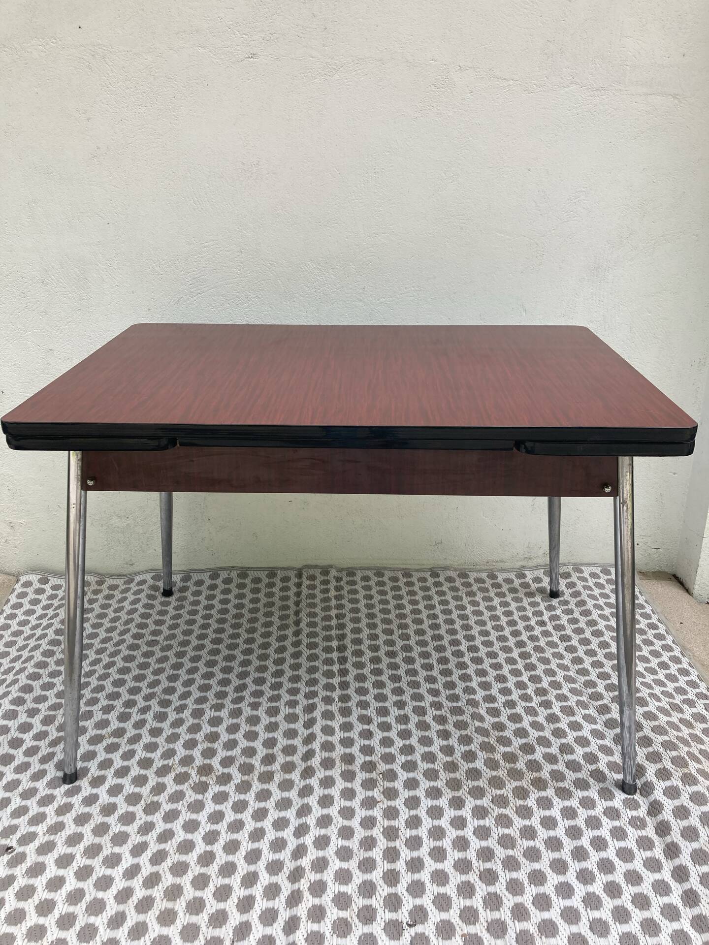Table Formica jpp couleur lie de vin