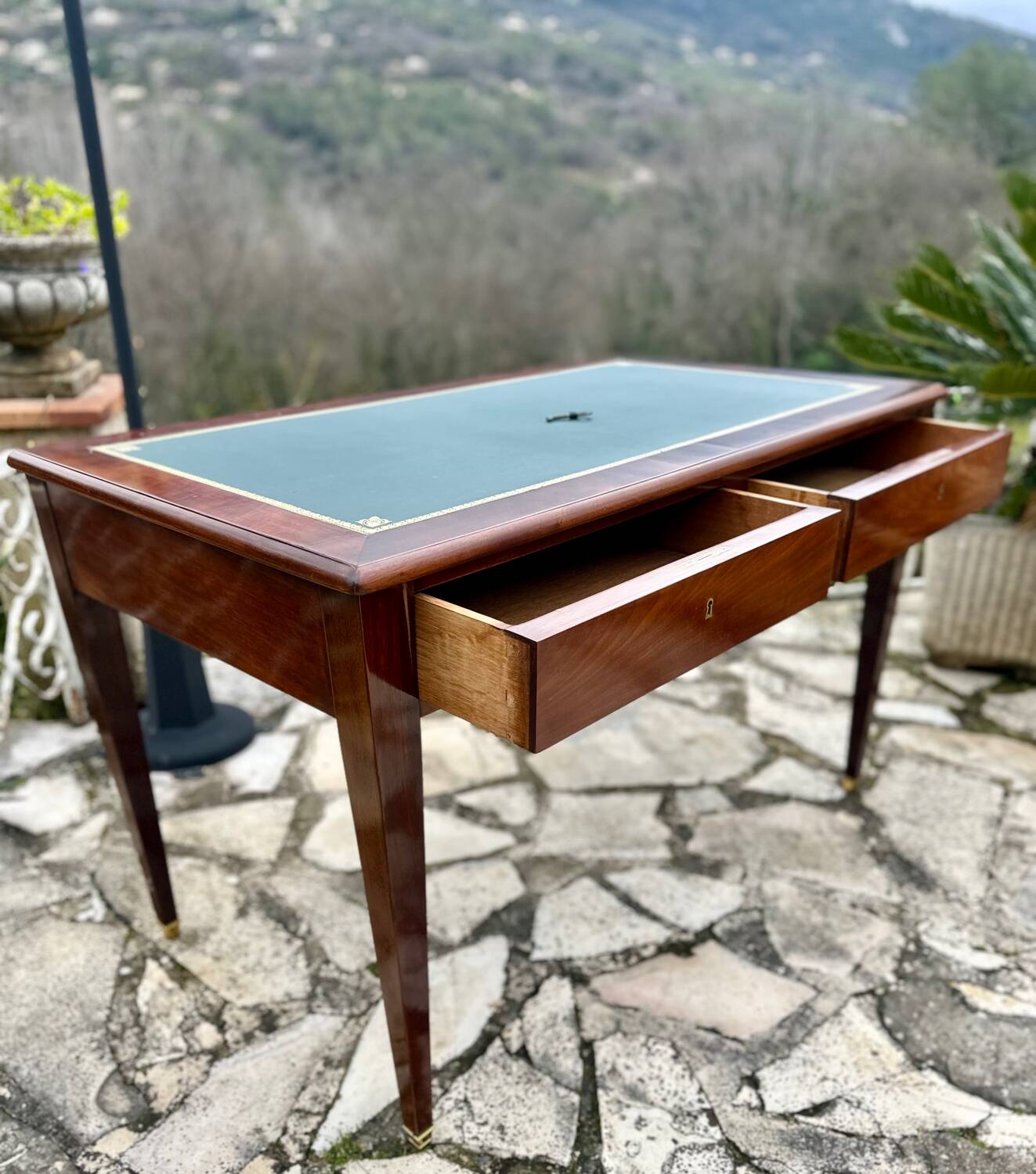 Flat desk in solid mahogany from the 19th century.