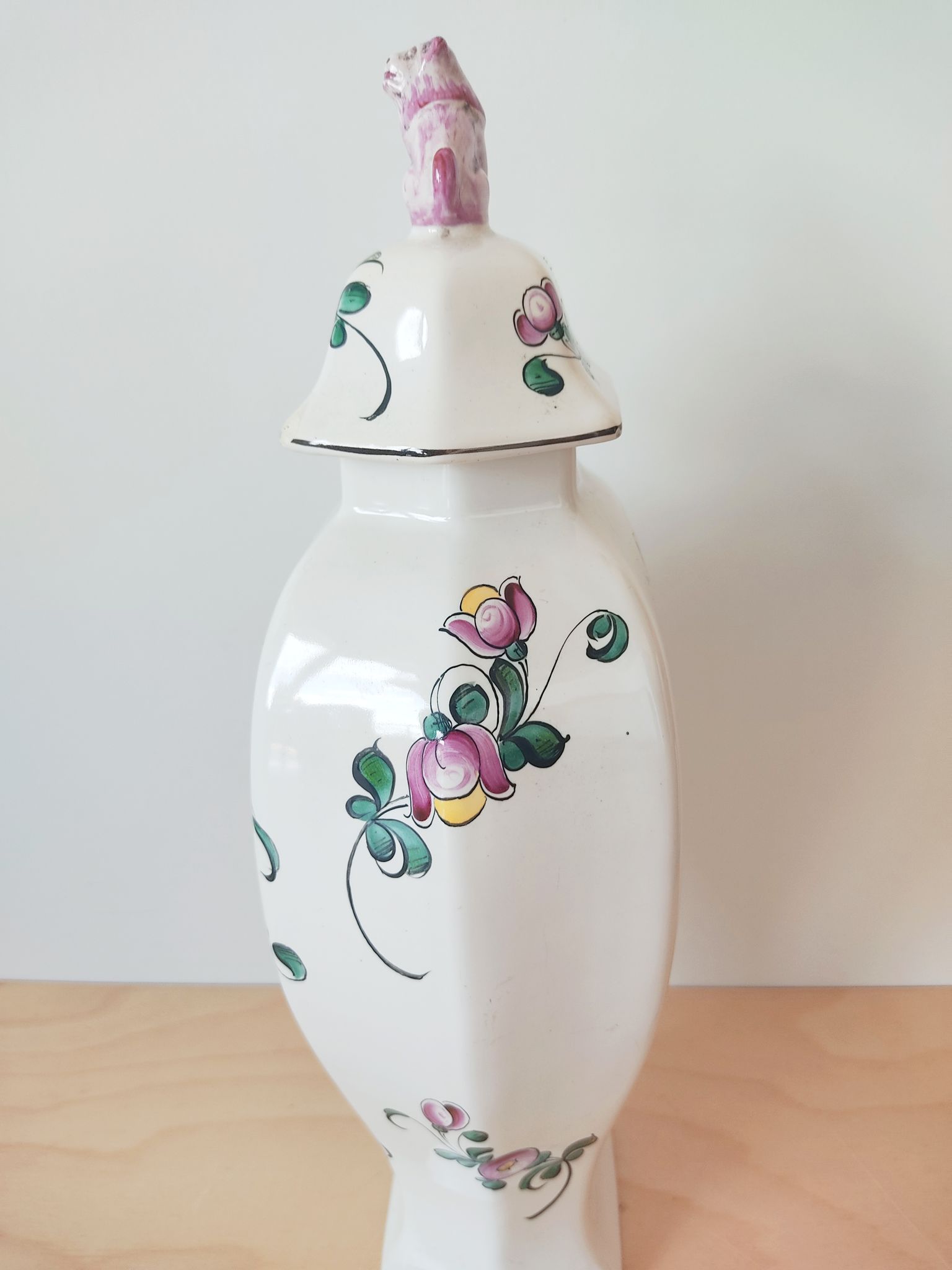 Vase décor fleurs peints à la main
