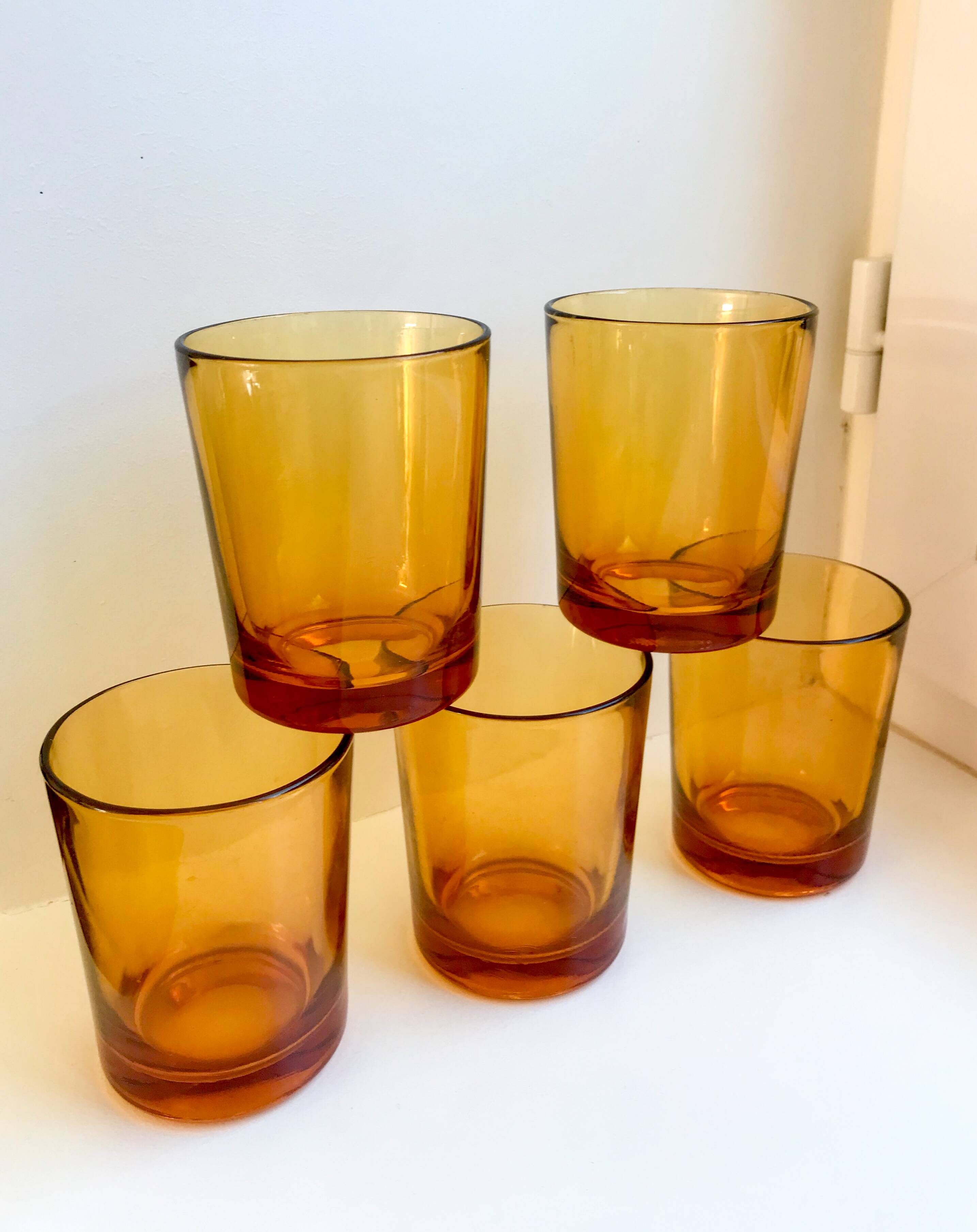Lot de 5 grands verres à eau ambrés années 70