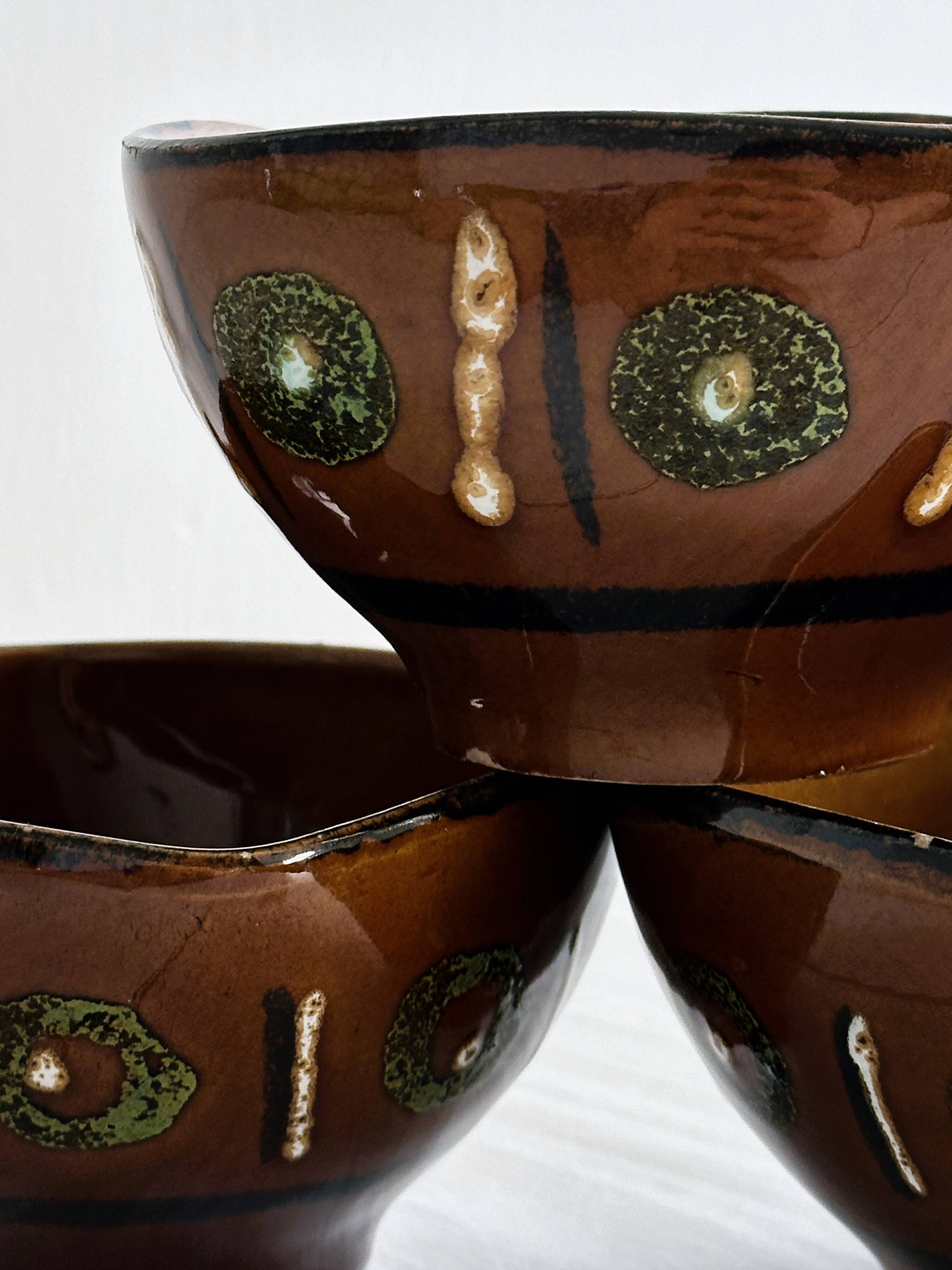 3 ceramic bowls.