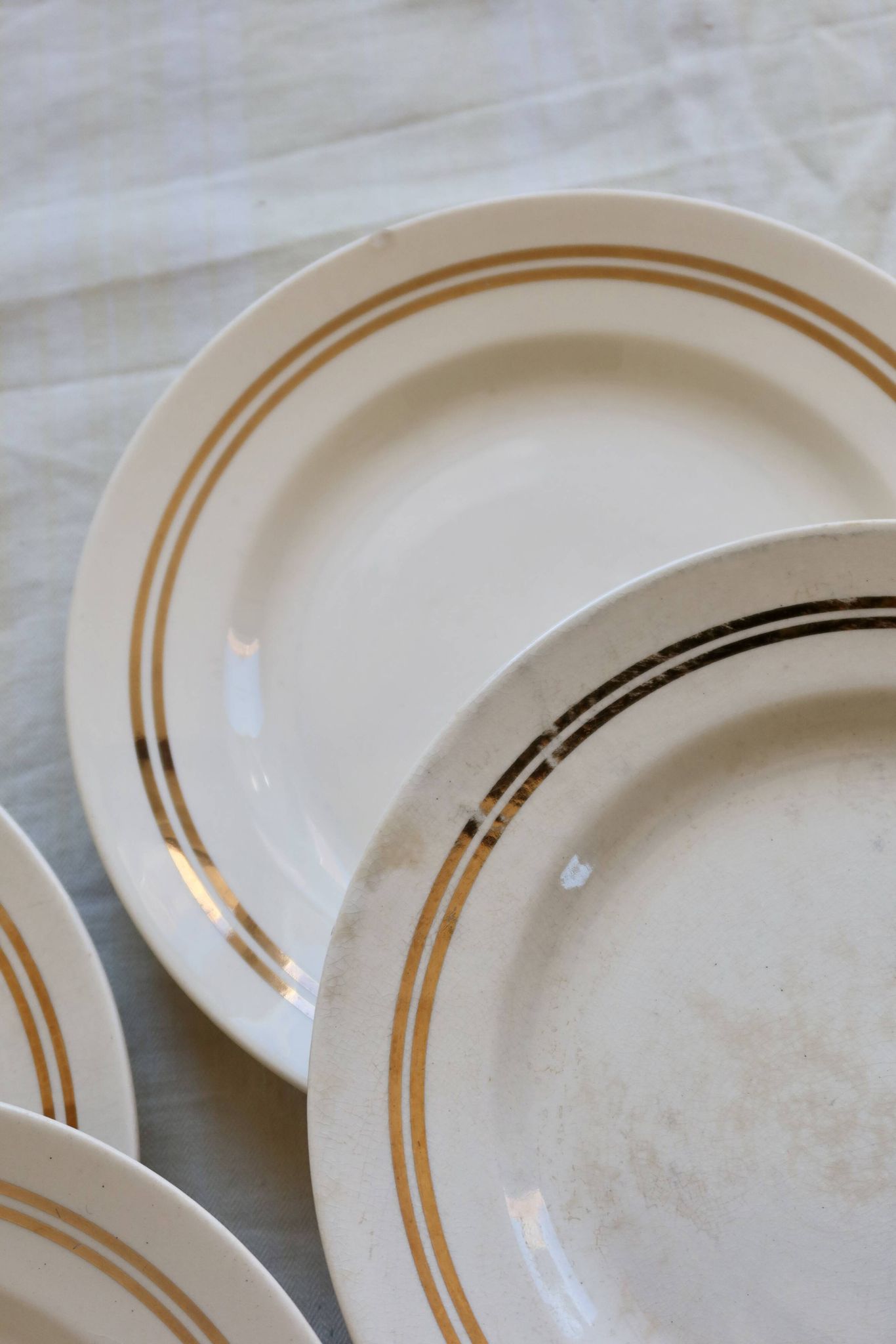 6 plates vintage faïence ivoire liserées dorés