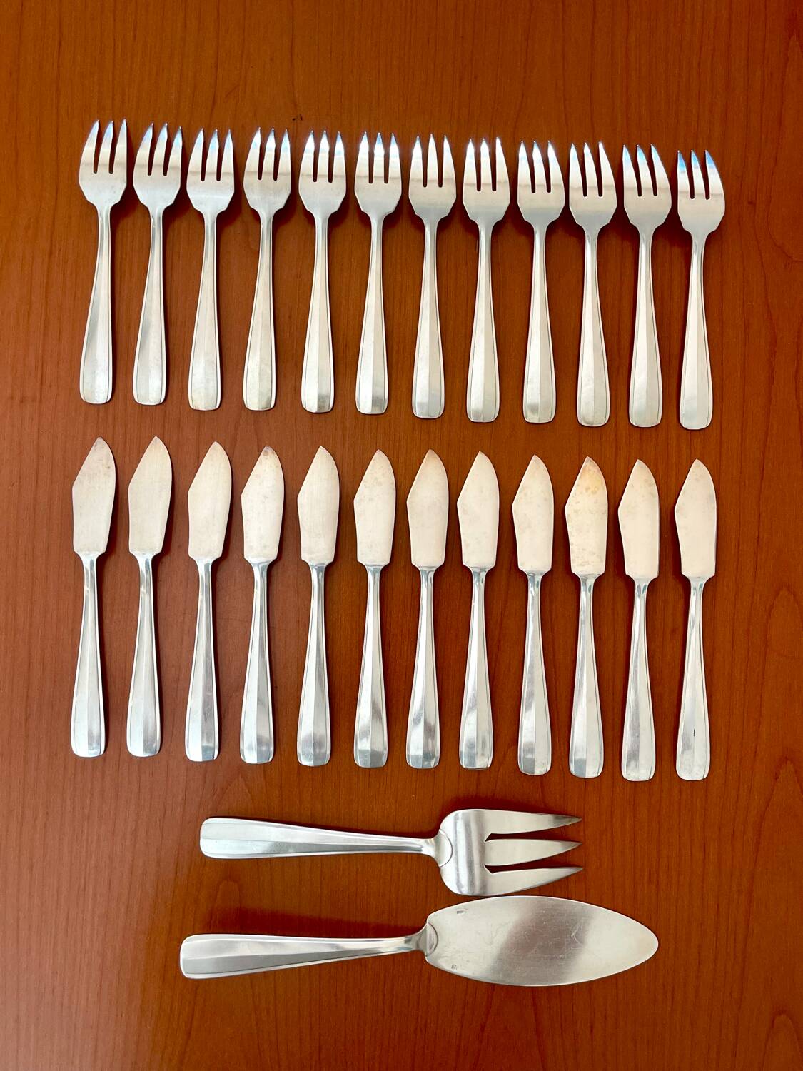 Ravinet d'enfert fish service, 12 place settings with serving cutlery