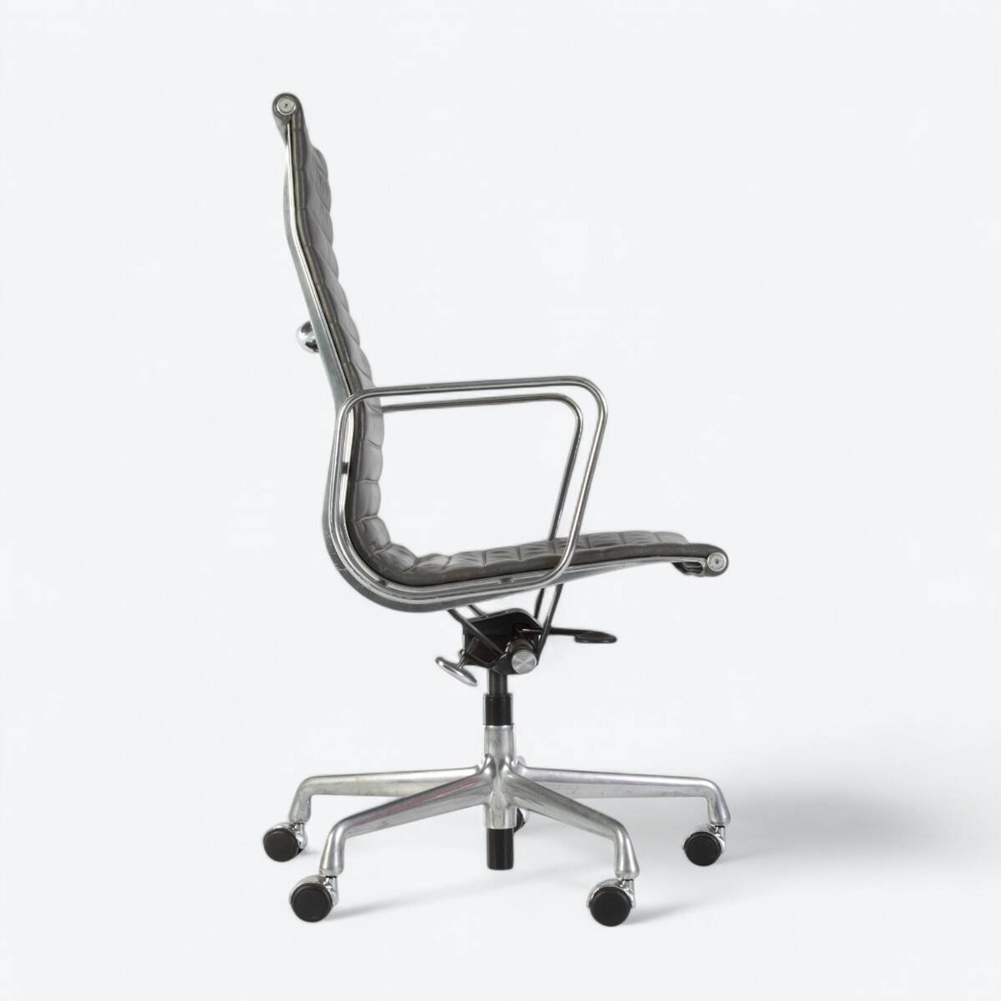 Chaise de bureau à dossier haut grise Herman Miller Original Eames EA337 avec piètement à roulettes