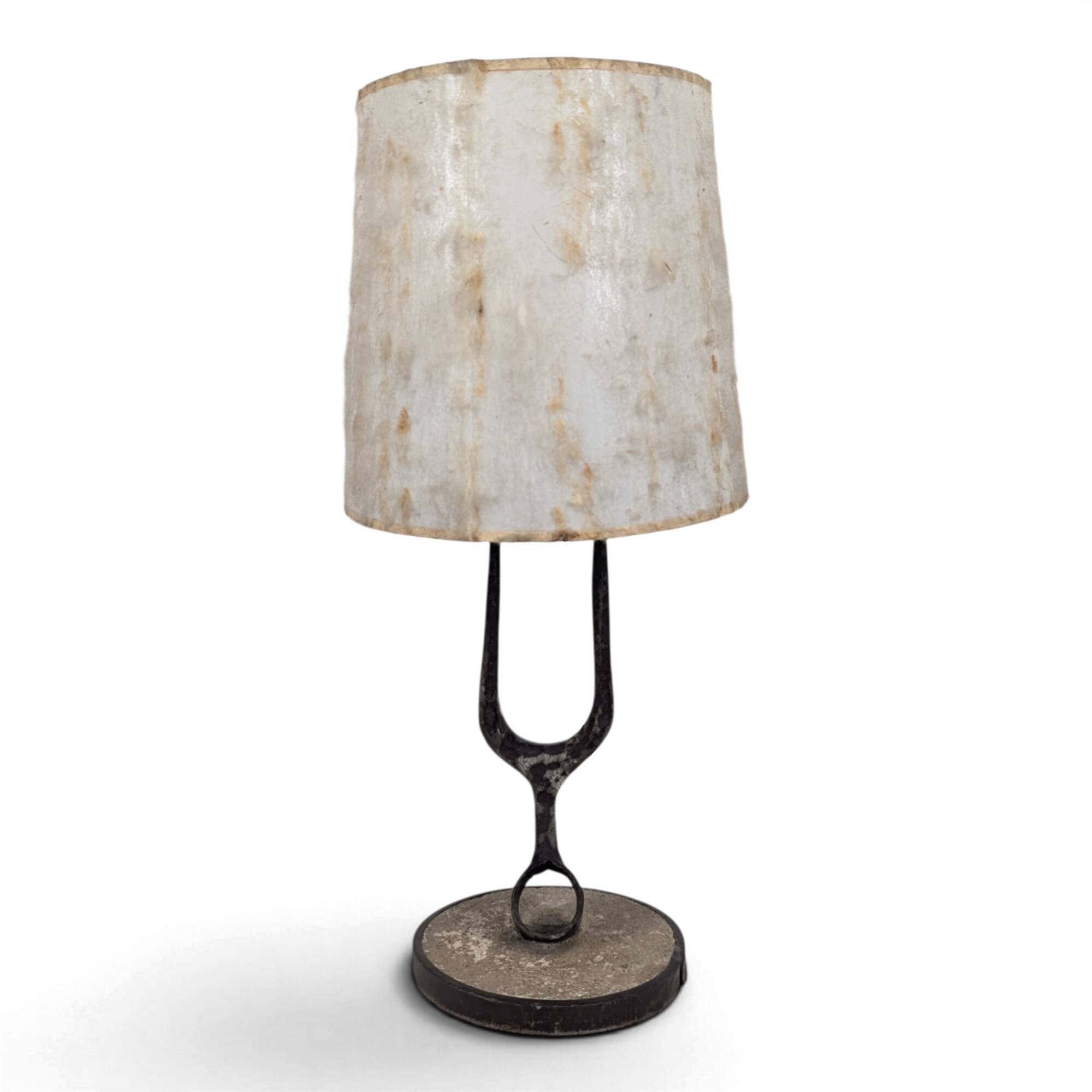 Lampe brutaliste art populaire en fer forgé