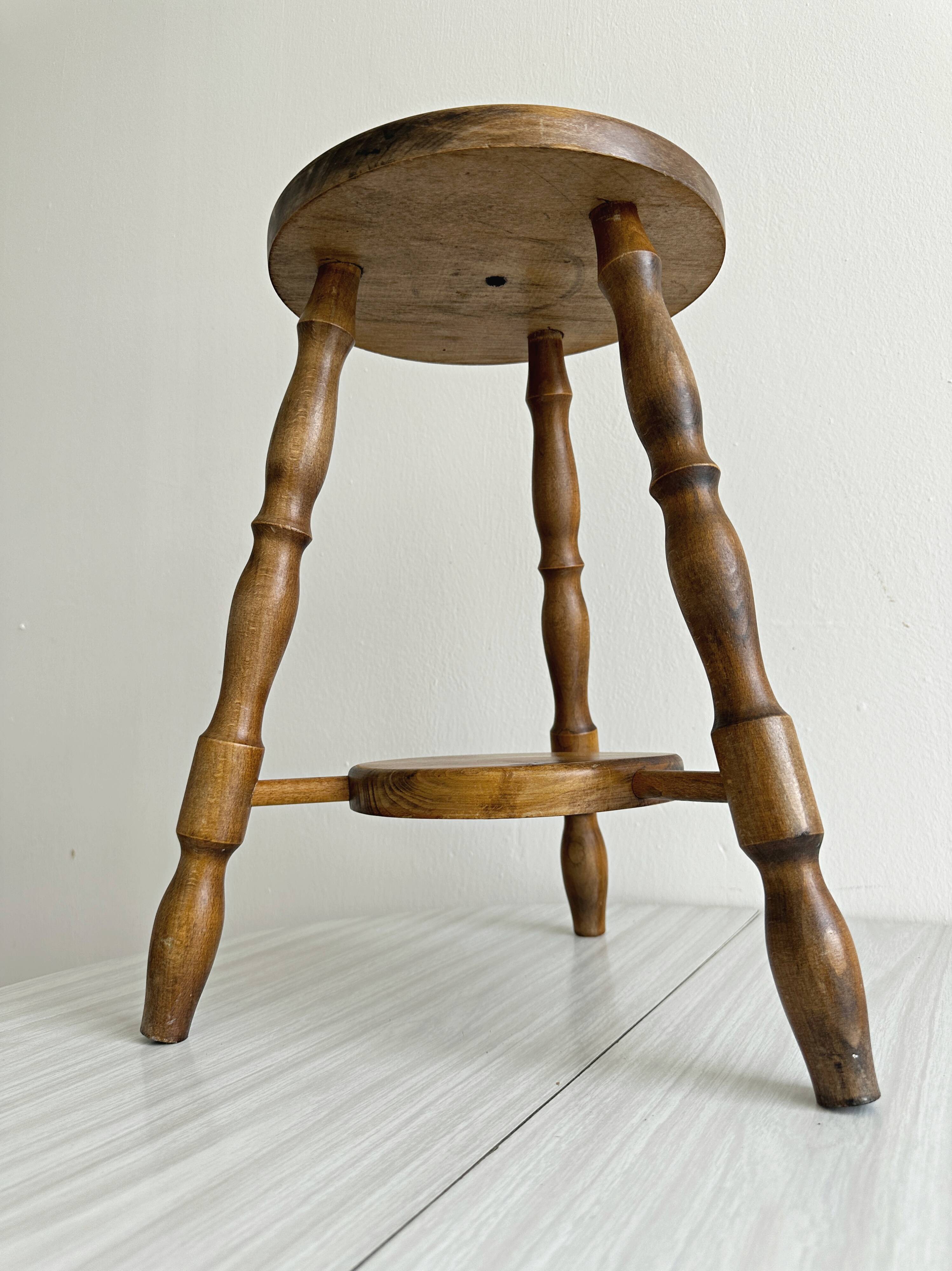 Tabouret vintage en bois tourné avec tablette basse