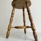 Tabouret vintage en bois tourné avec tablette basse