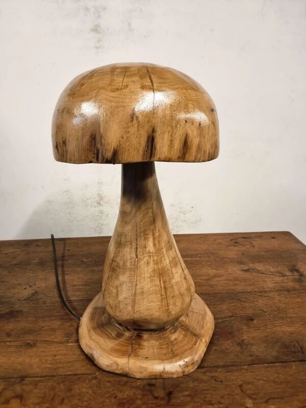 Lampe de table en chêne façonnée à la main en forme de champignon