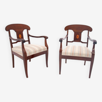 Une paire de fauteuils anciens datant d'environ 1860, Europe du Nord.