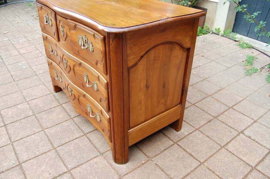 18th-century Louis XV period Parisian commode in walnut.