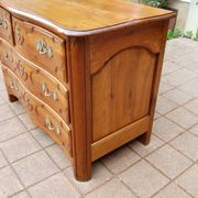 18th-century Louis XV period Parisian commode in walnut.