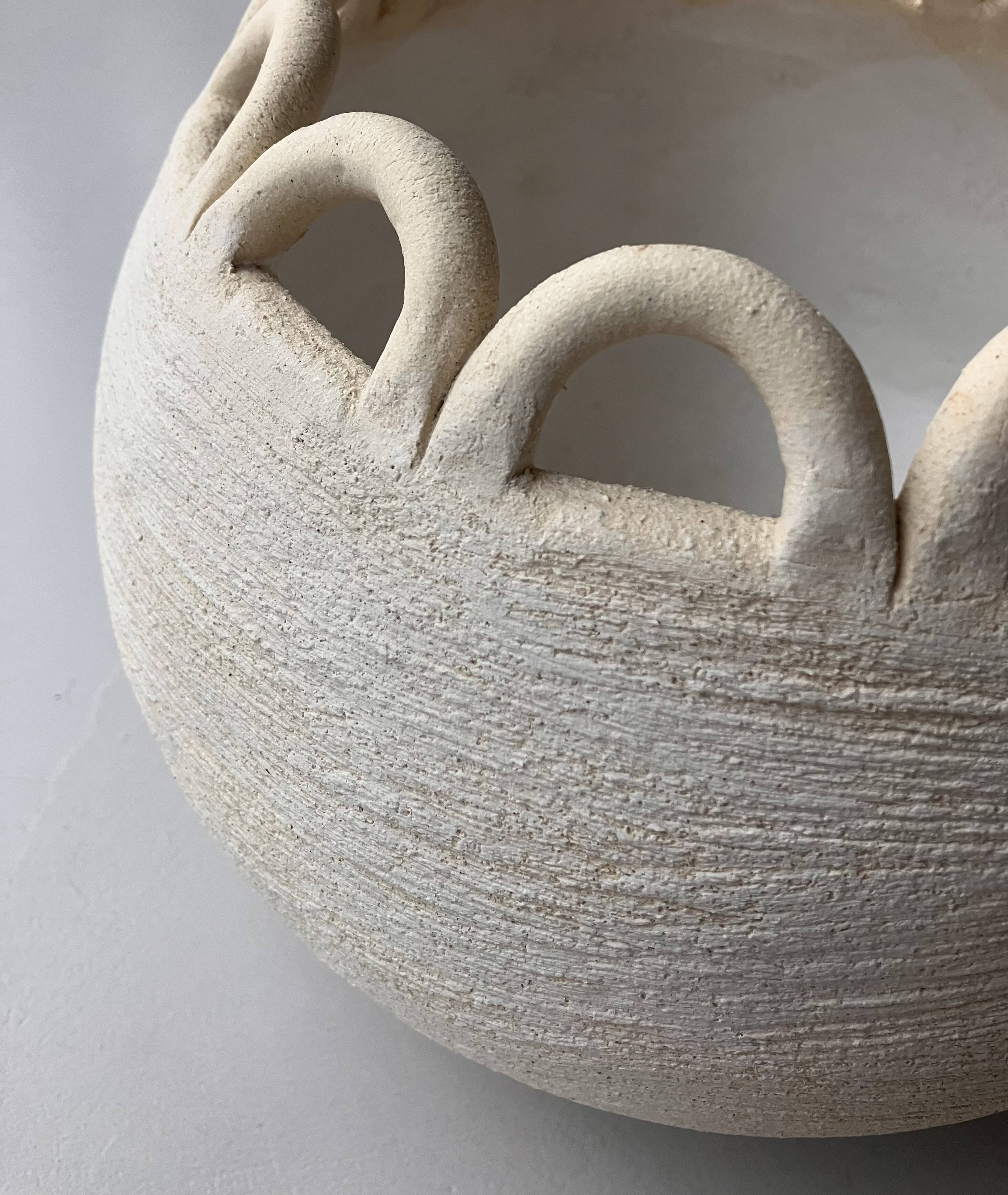 Large 24 cm ceramic flower pot with links.