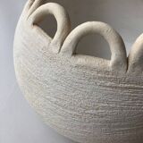 Large 24 cm ceramic flower pot with links.