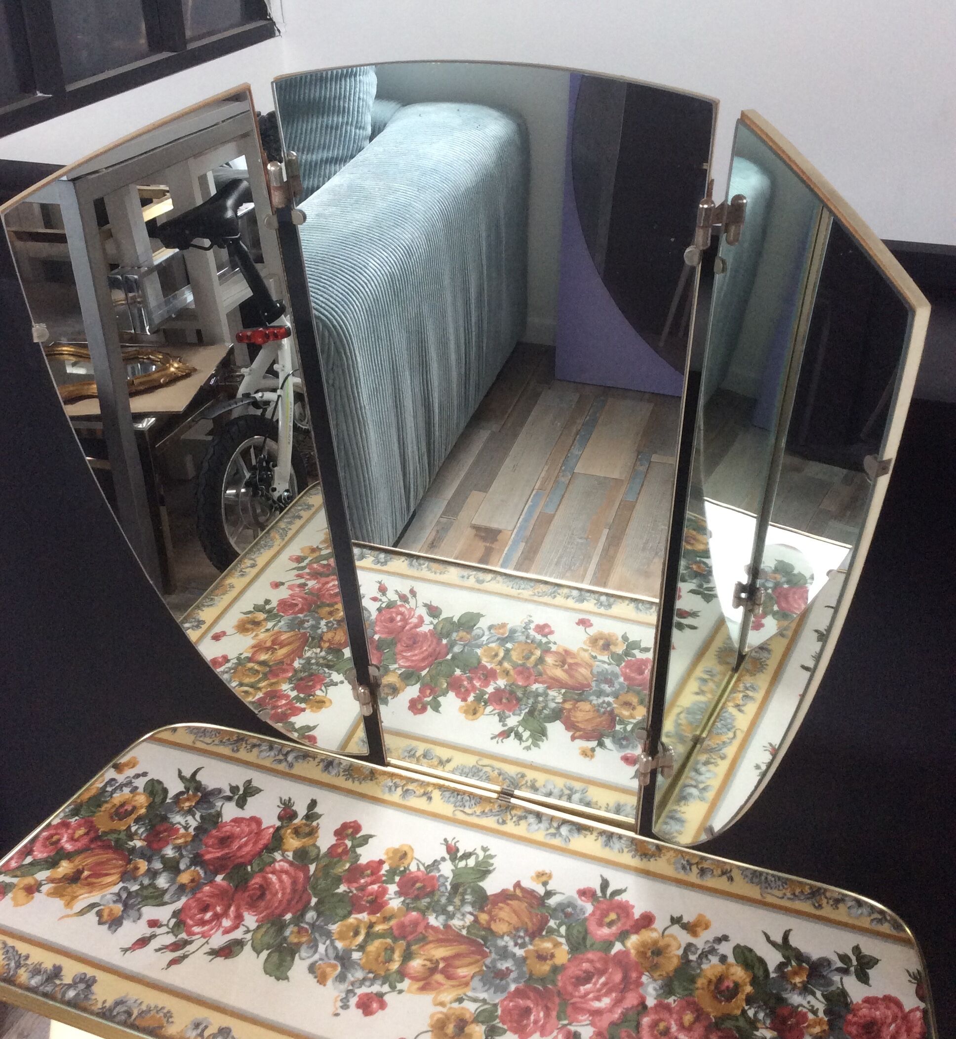 Hairdresser of the 50s and 60s with triptych mirror