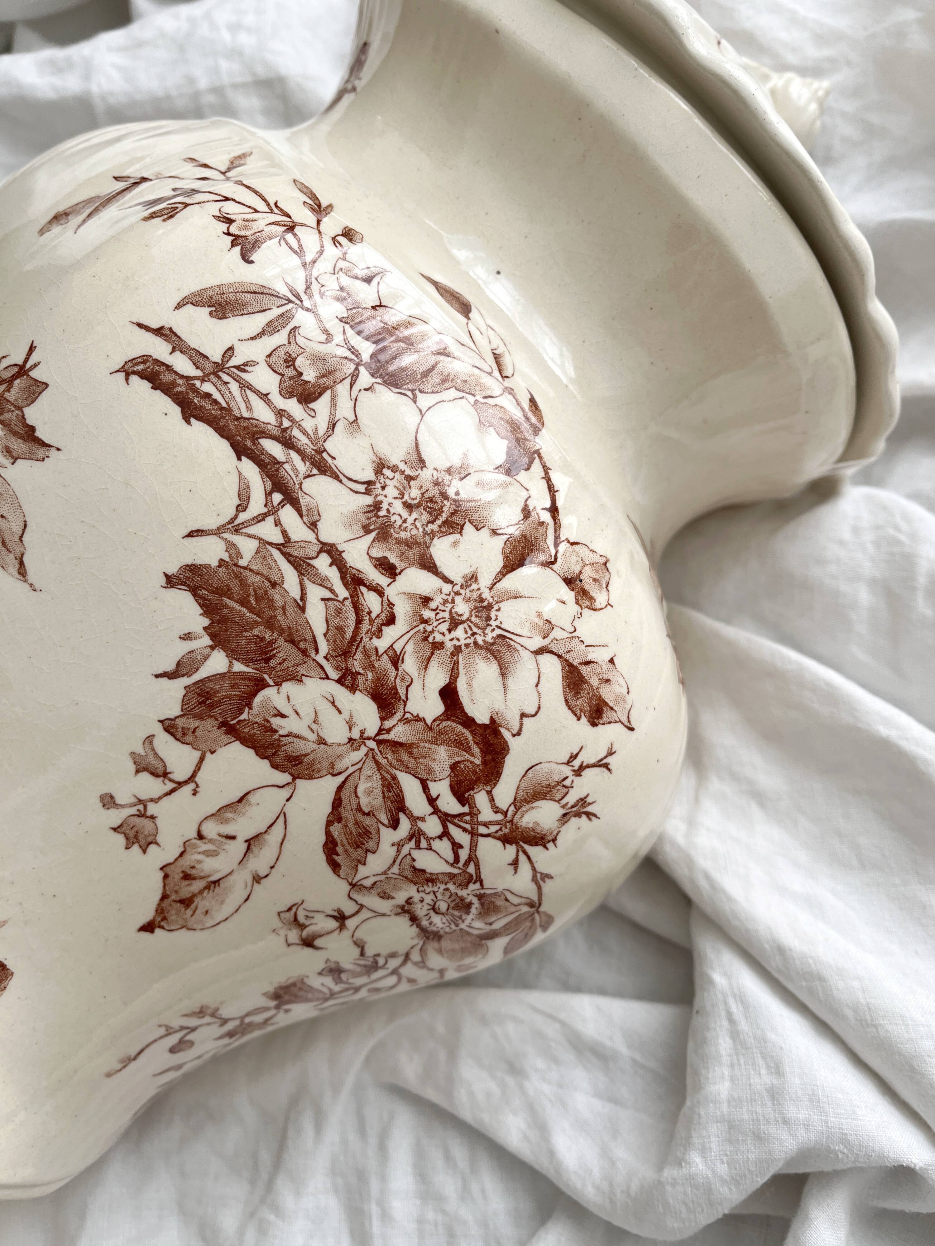 Antique wall fountain in ironstone, "Spring" Gien earthenware, late 19th century