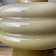 Paire de lampes de table en verre vert olive de style mid-century moderne.