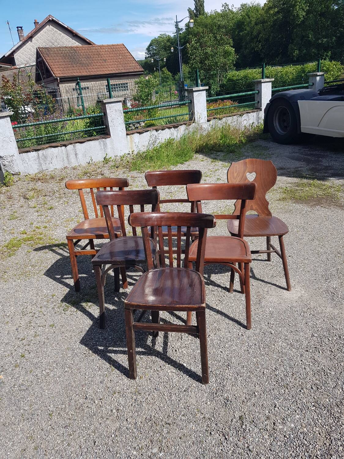 Lot de six chaises de bistrot dépareillées Baumann