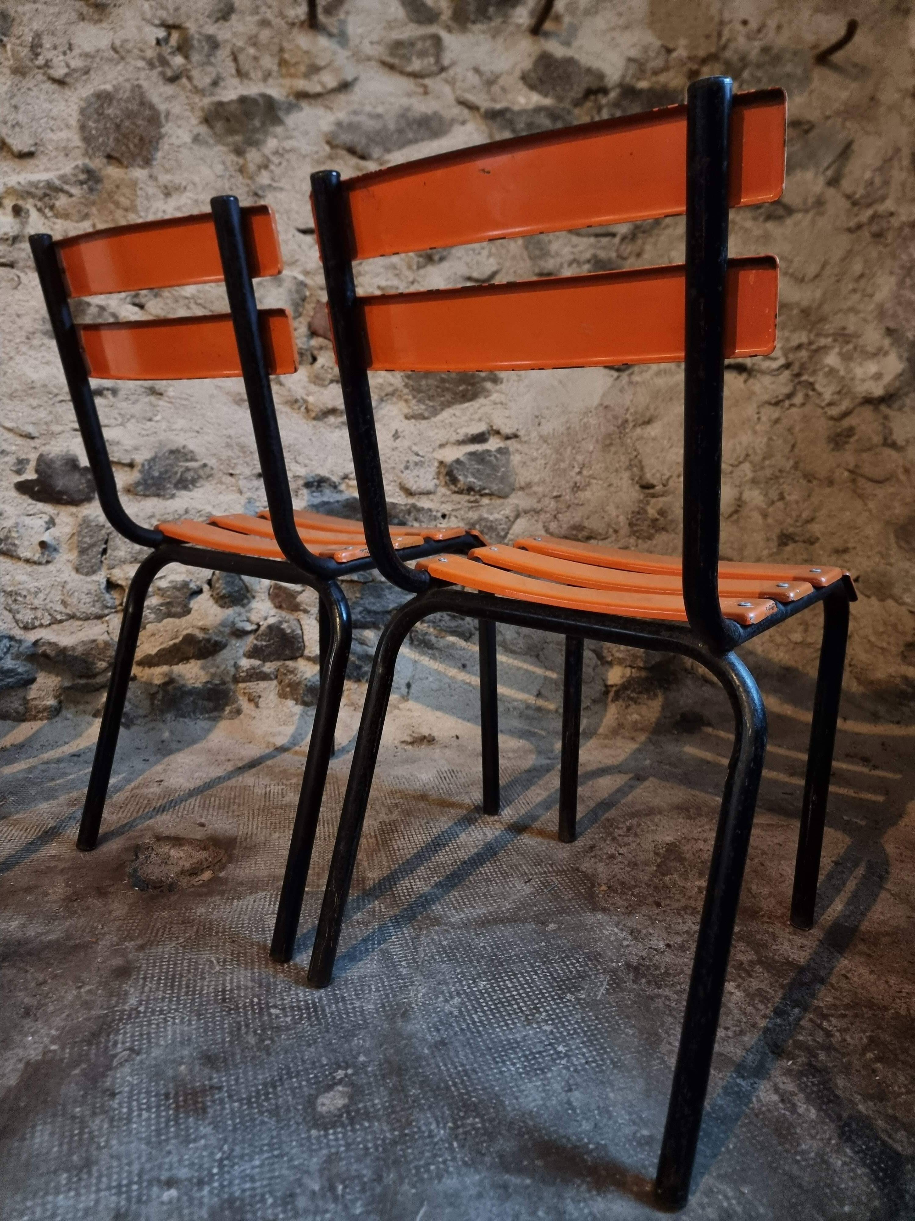 Set of 4 French industrial school chairs from the 1960s – Stackable chairs with metal slats.