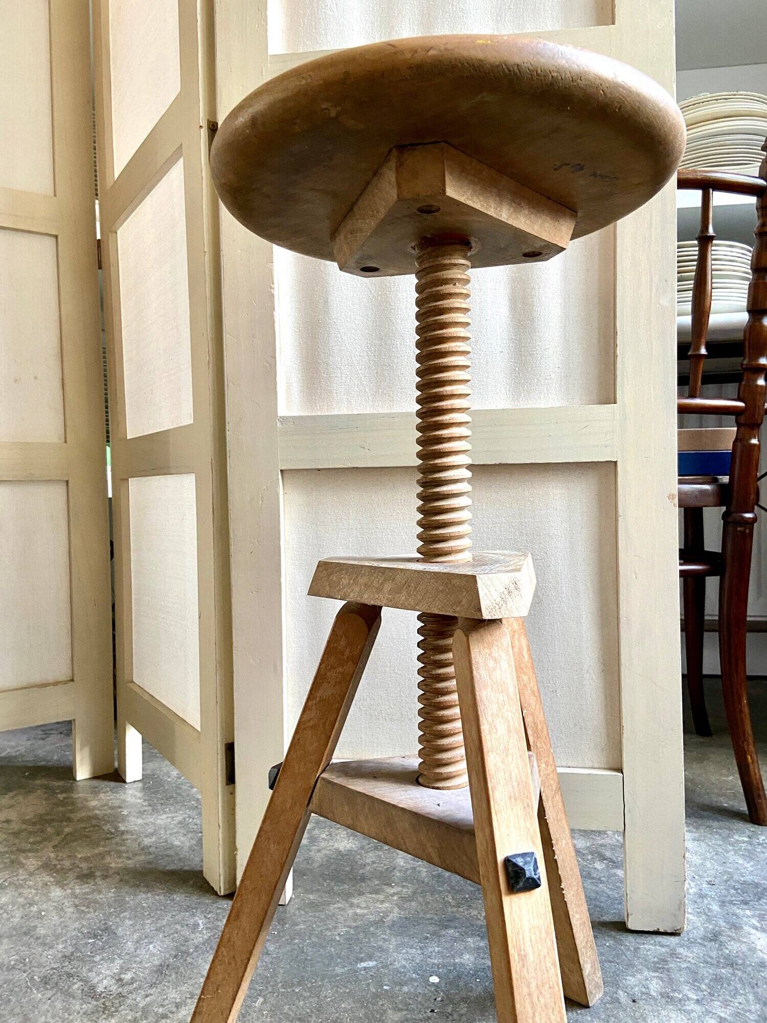 Tripod screw stool in light wood